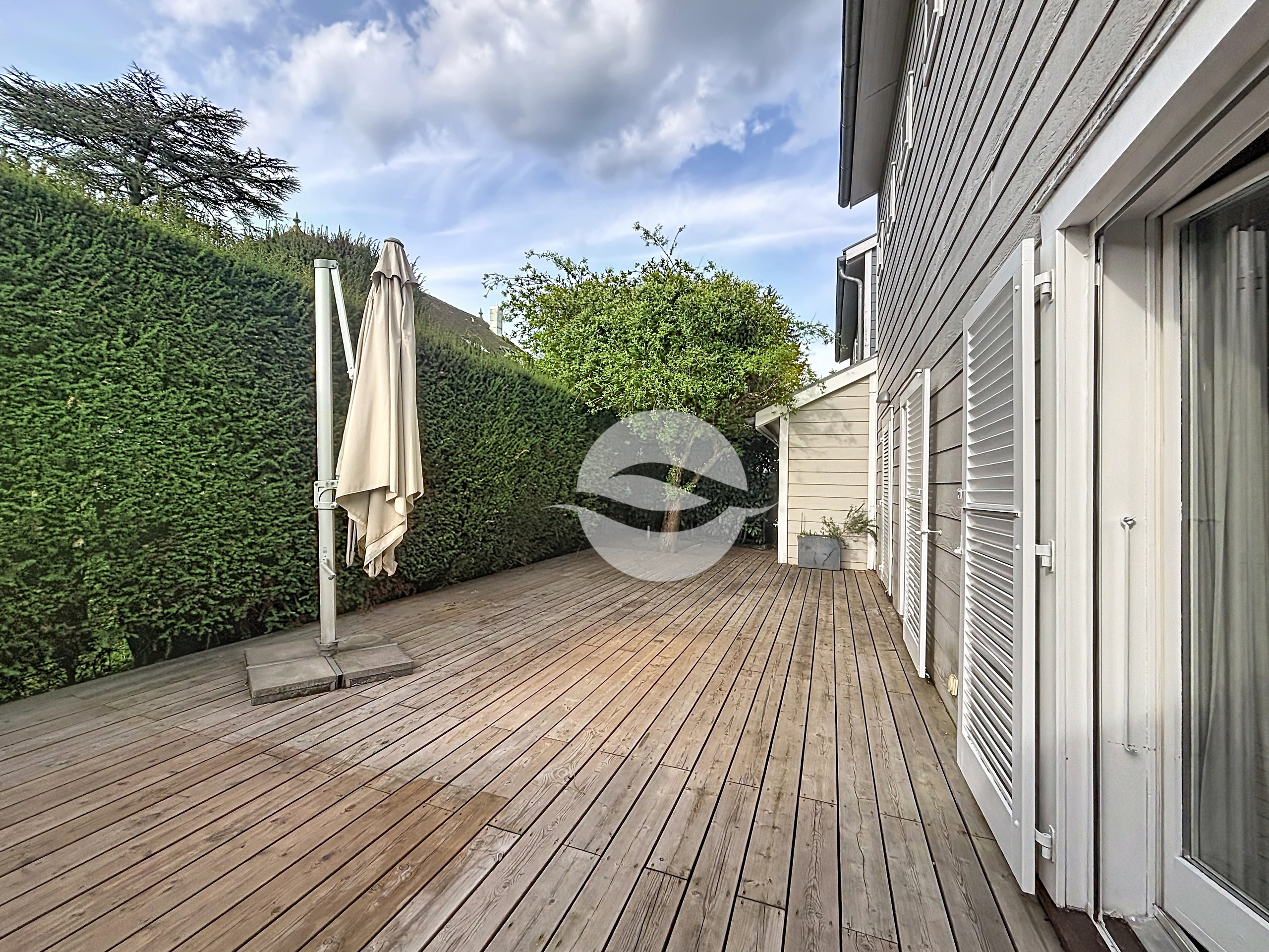 Terrasse clôturée et en partie ombragée