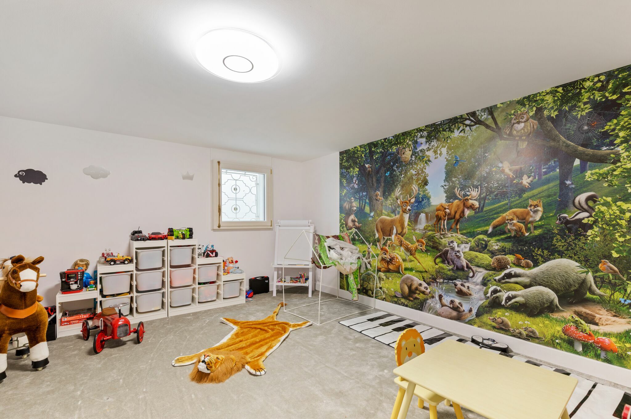Salle de jeux / Chambre au sous-sol avec fenêtre