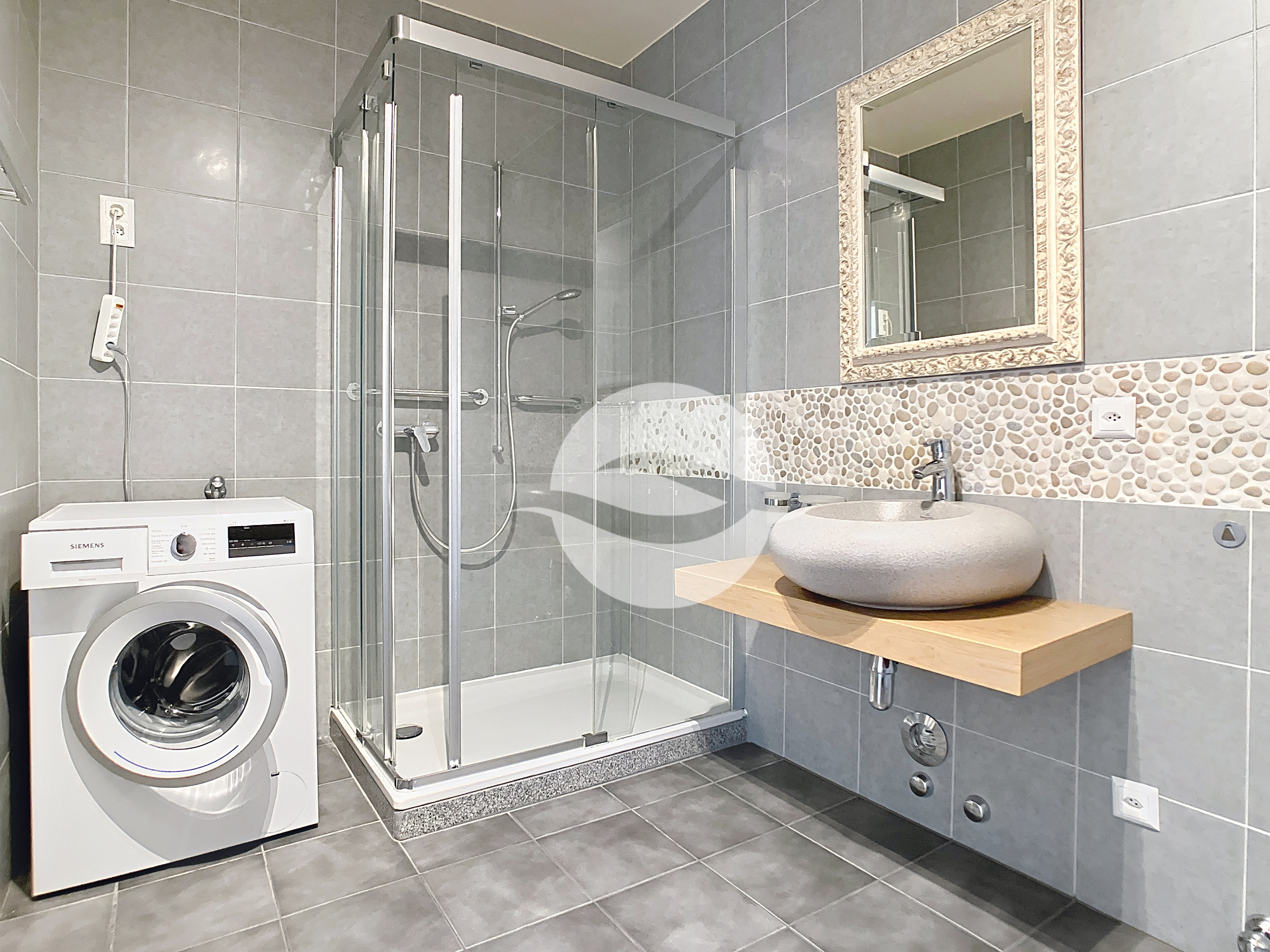 Salle de douche avec lave-linge