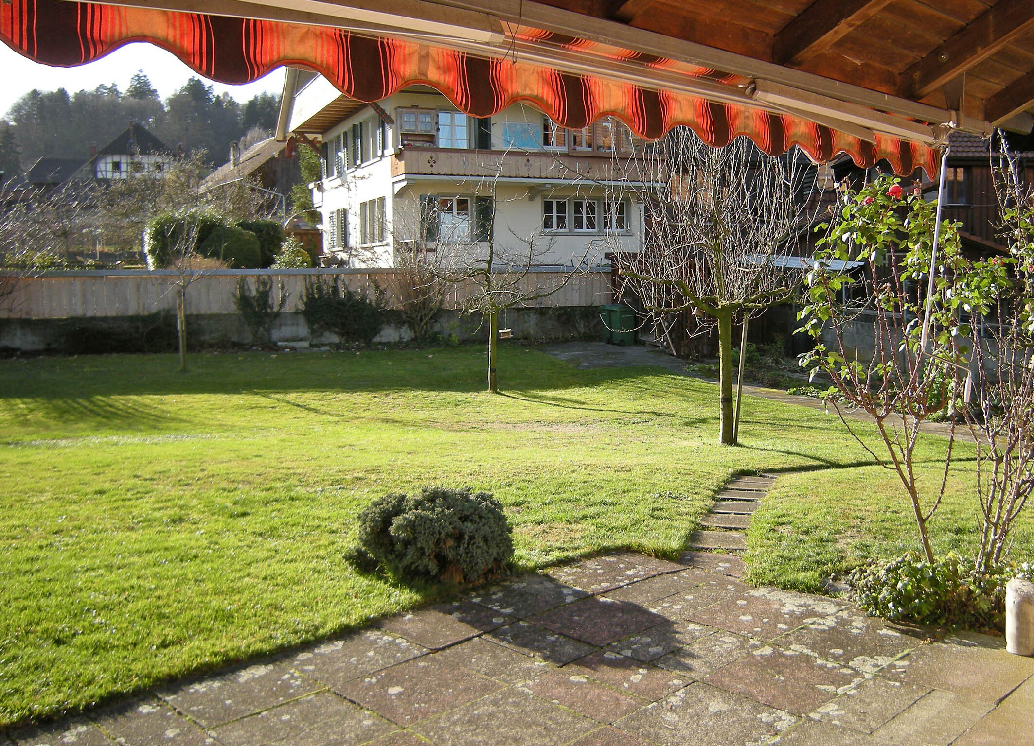 Blick in den Garten: Gartensitzplatz gedeckt 29 m2 (Aufnahme Winter 2016). Blick in den Garten: Gartensitzplatz gedeckt 29 m2 (Aufnahme Winter 2016).