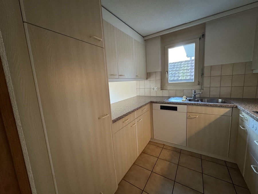 Küche mit Durchreine zu Essbereich