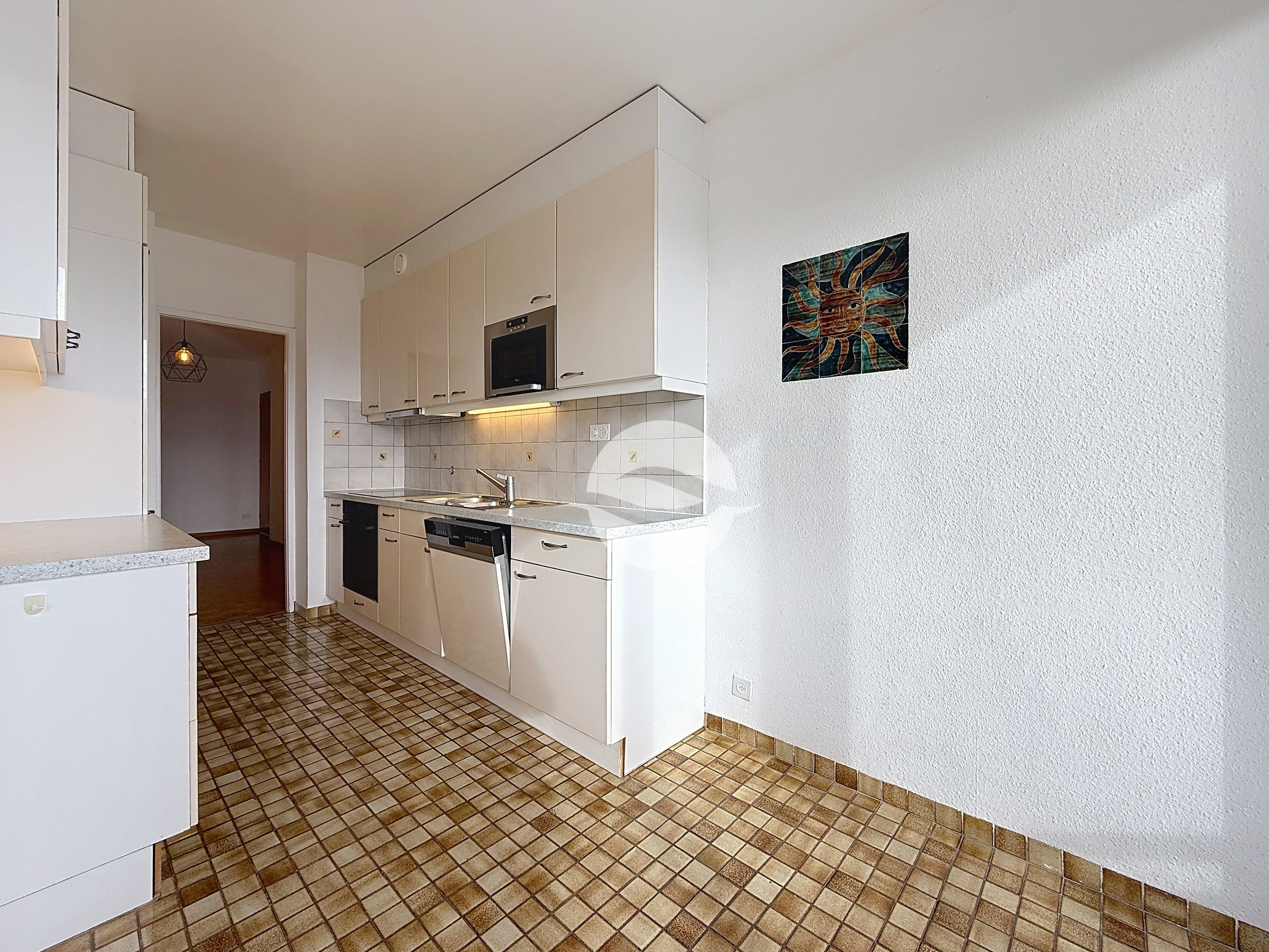 Cuisine équipée avec coin repas