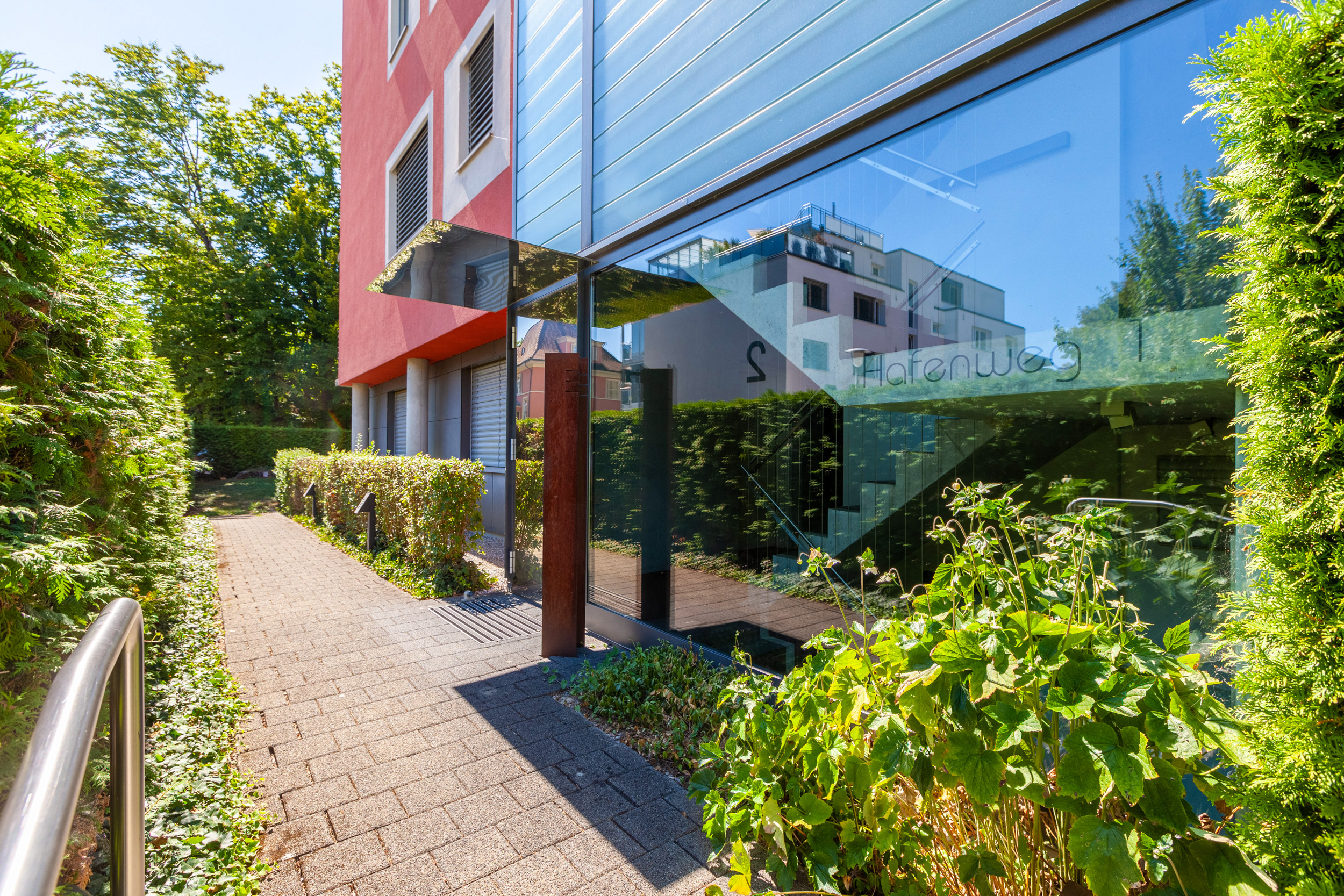 Dieses einzigartige Design -Highlight liegt in einer ruhigen und grünen Seitenstrasse im Bodanquartier.