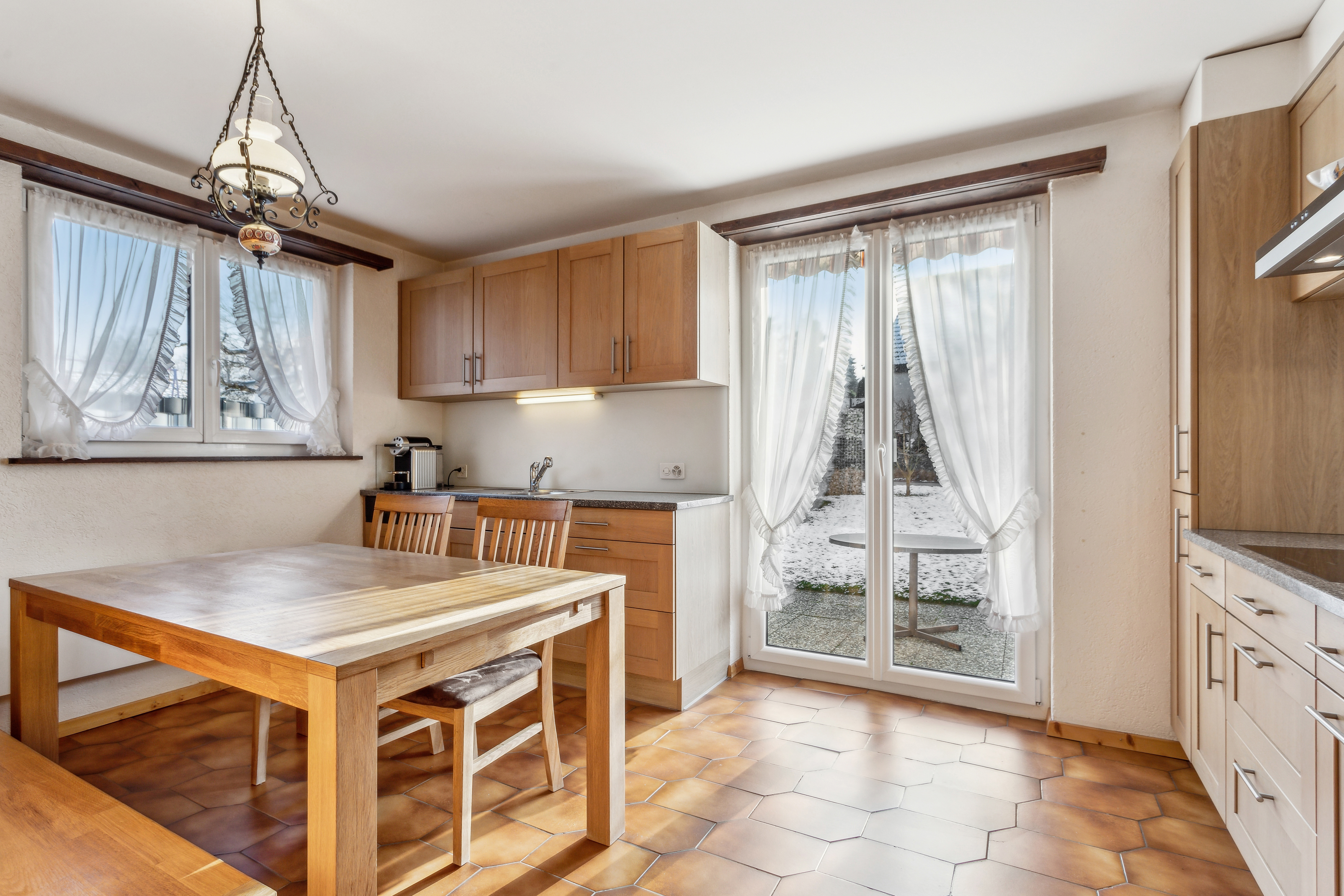 Cuisine habitable avec accès sur la terrasse