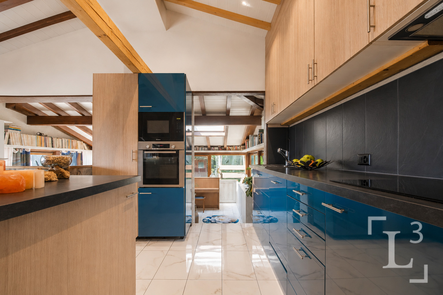 Homestaging (Murs blancs) : Cuisine ouverte équipée
