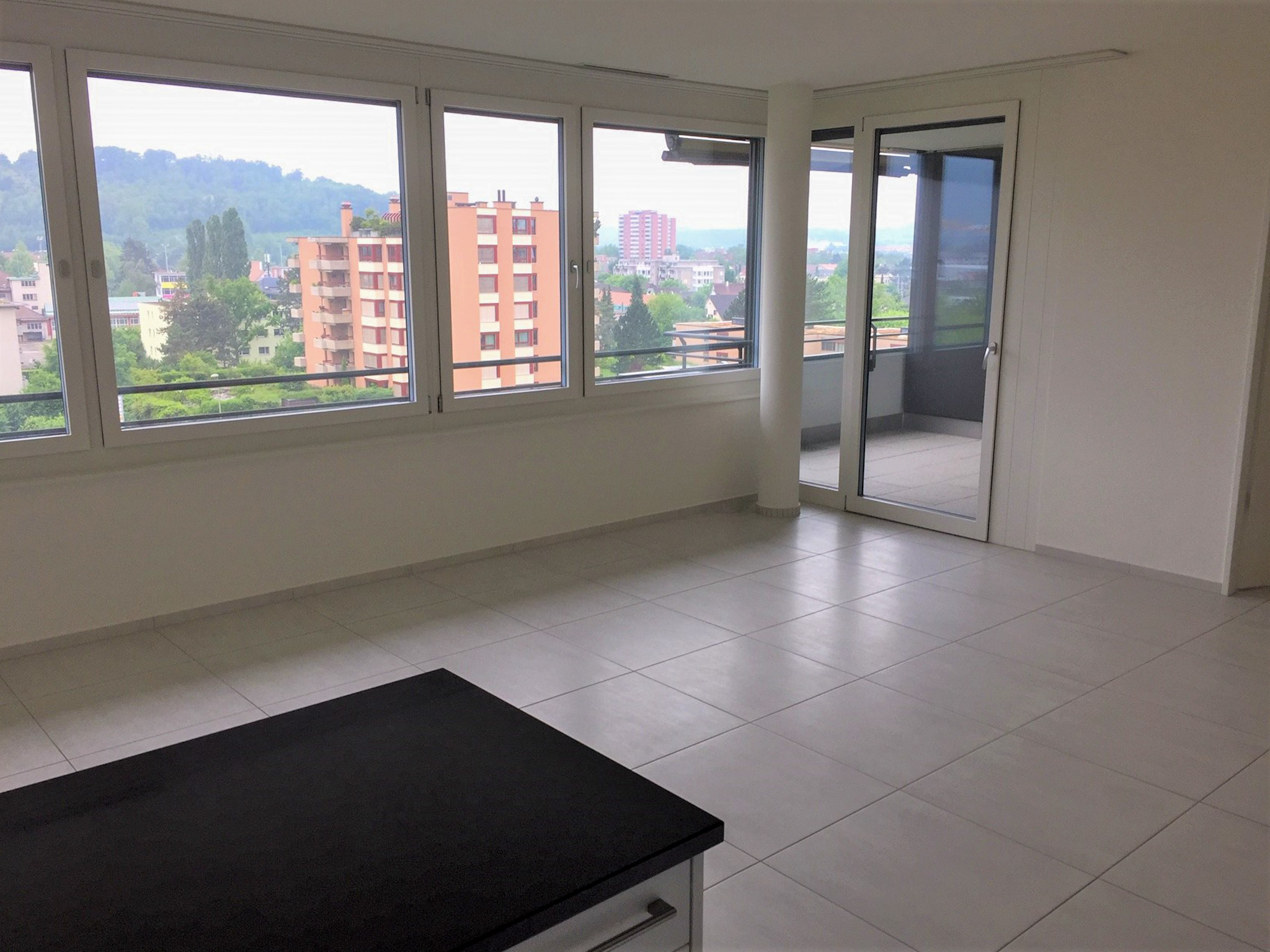 Ess- und Wohnbereich mit Balkon (typähnliche Wohnung) Ess- und Wohnbereich mit Balkon (typähnliche Wohnung)