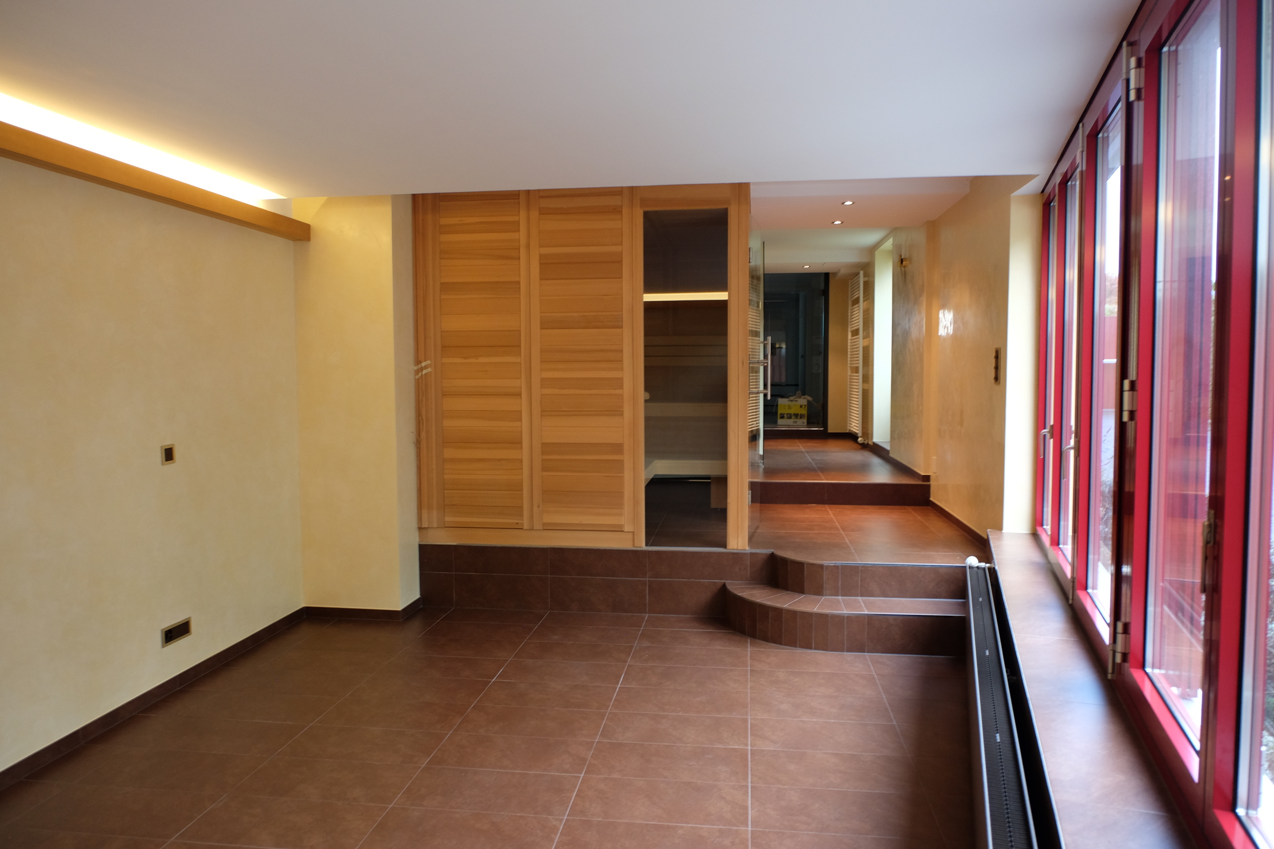 Ruheraum/Fitnessraum mit Fensterfront und Ausgang Ruheraum/Fitnessraum mit Fensterfront und Ausgang