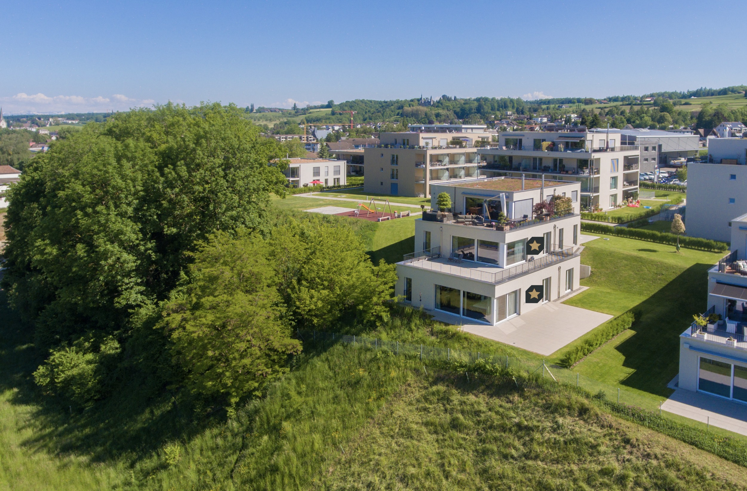 Kleine Wohneinheit, nur 3 Parteien. Kleine Wohneinheit, nur 3 Parteien.