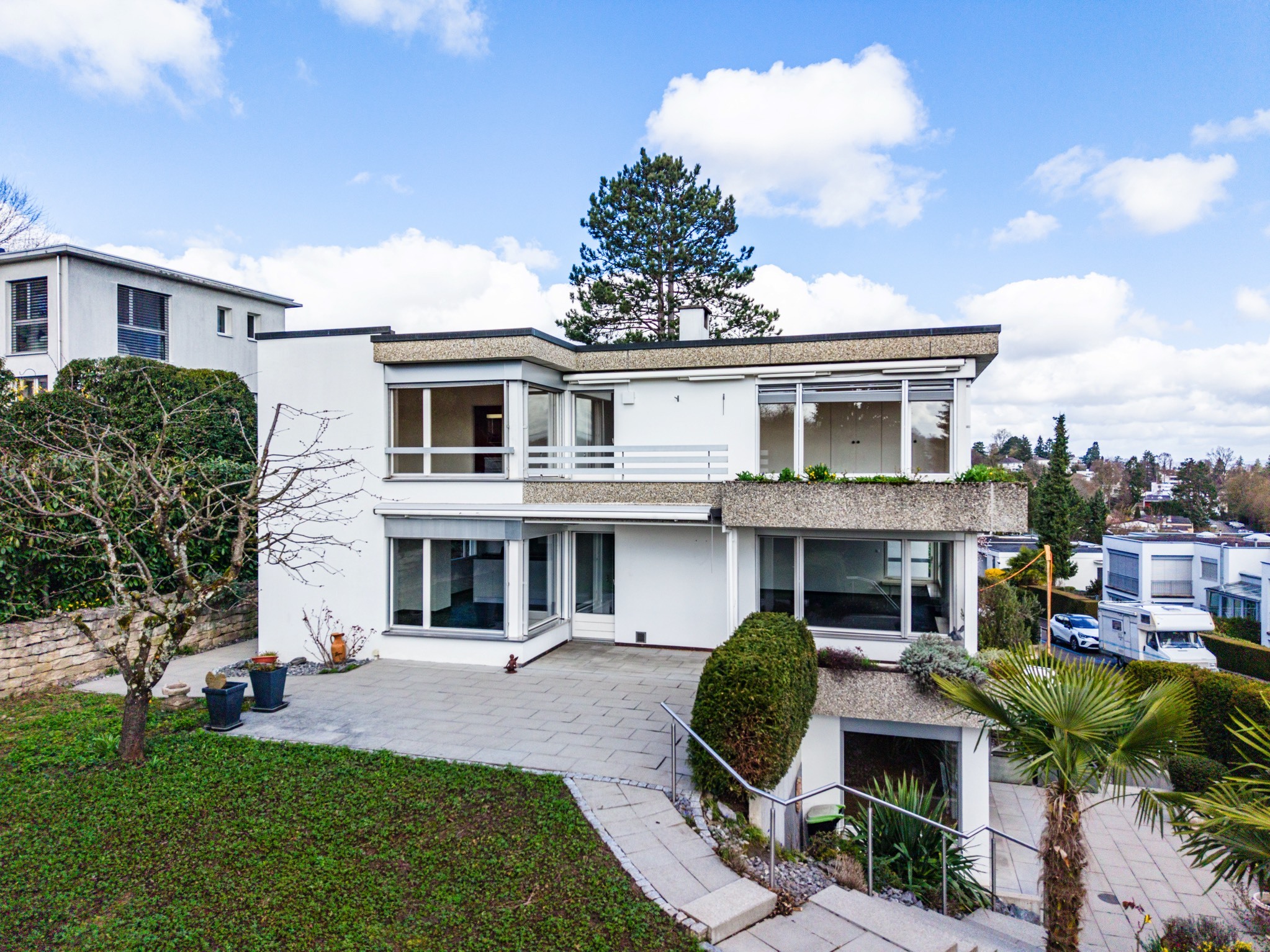 Südfassade mit Sitzplatz