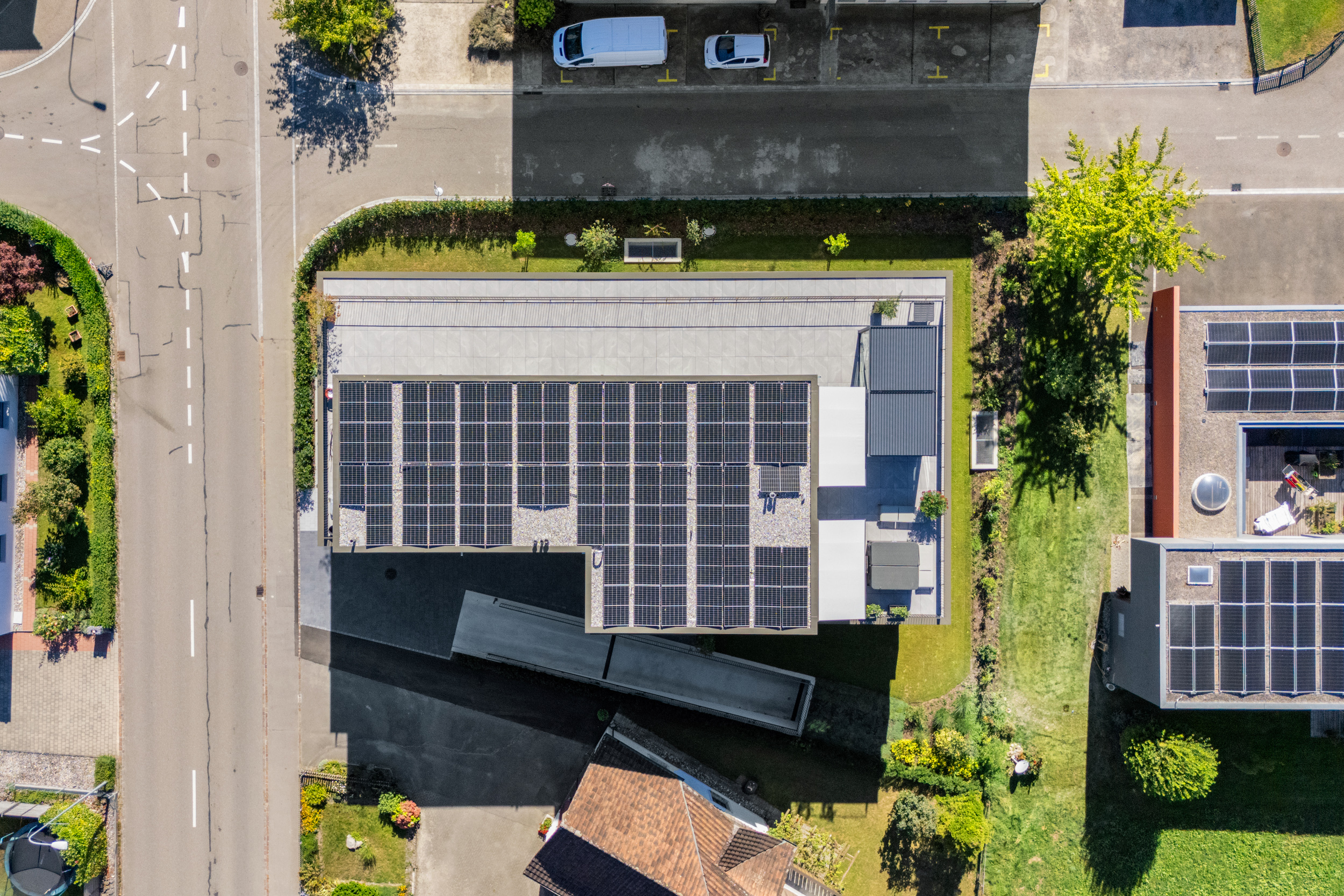 Der Neubau überzeugt mit zukunftsorientierter und hochwertigem Ausbaustandard. Der Neubau überzeugt mit zukunftsorientierter und hochwertigem Ausbaustandard.