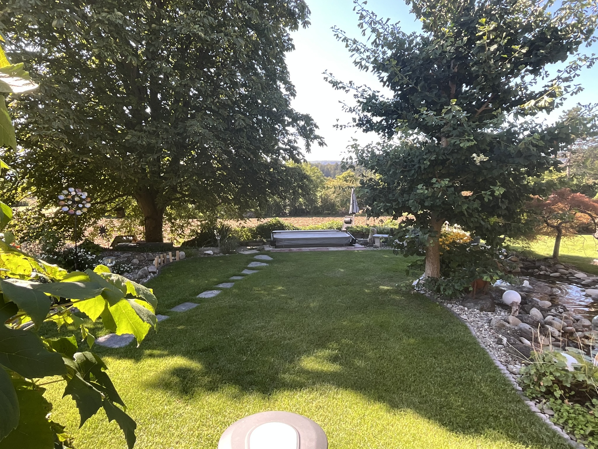 Garten mit Whirlpool angrenzend an die Landwirtschaftszone Garten mit Whirlpool angrenzend an die Landwirtschaftszone