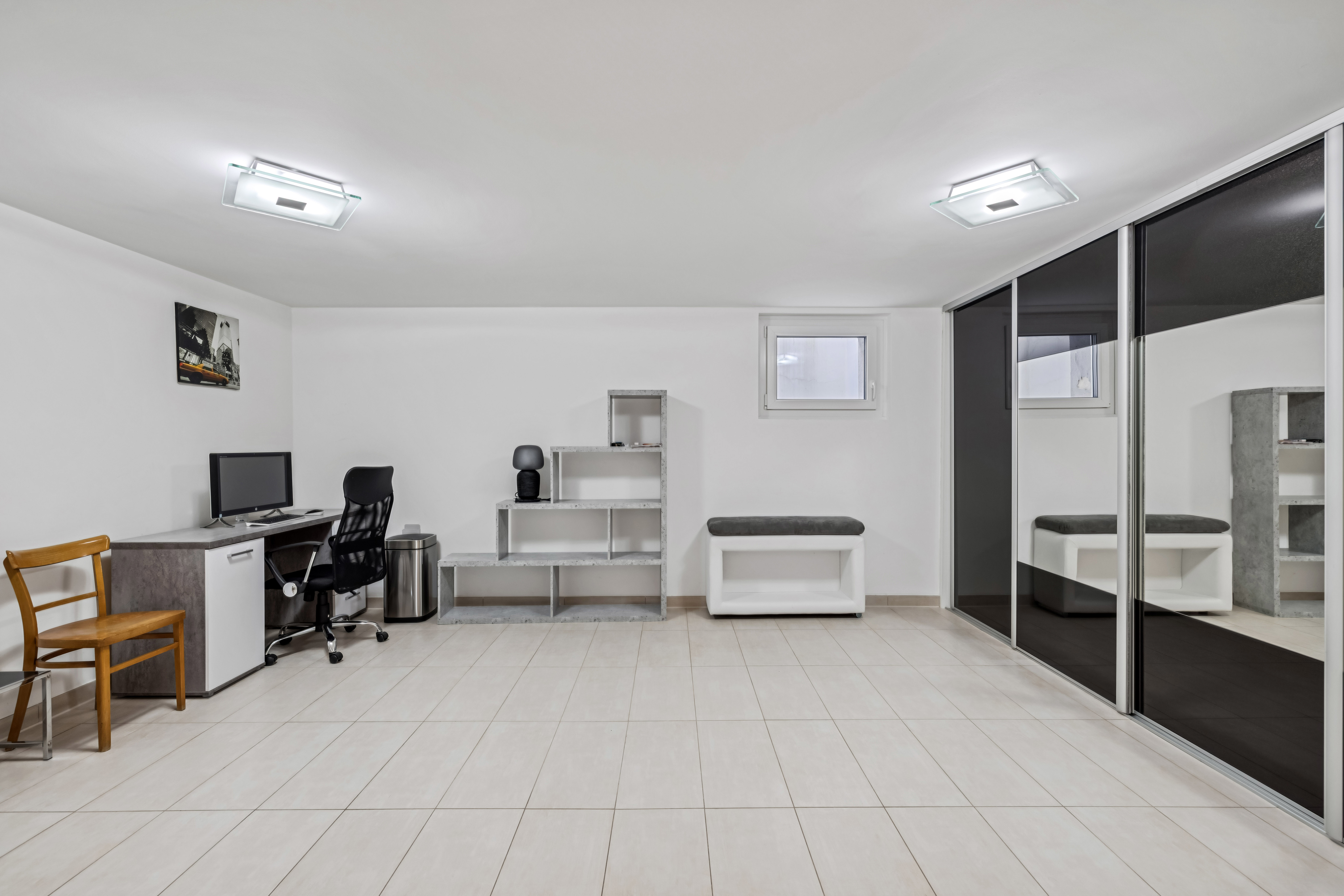 Espace chauffé et aménagé avec armoires intégrées utilisable comme chambre, salle de jeux ou espace fitness Espace chauffé et aménagé avec armoires intégrées utilisable comme chambre, salle de jeux ou espace fitness