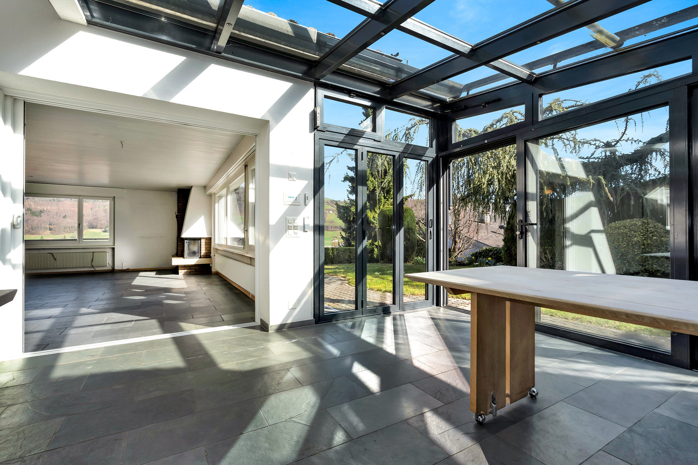 Grosser Wintergarten mit direktem Zugang zum Wohnbereich und dem Garten