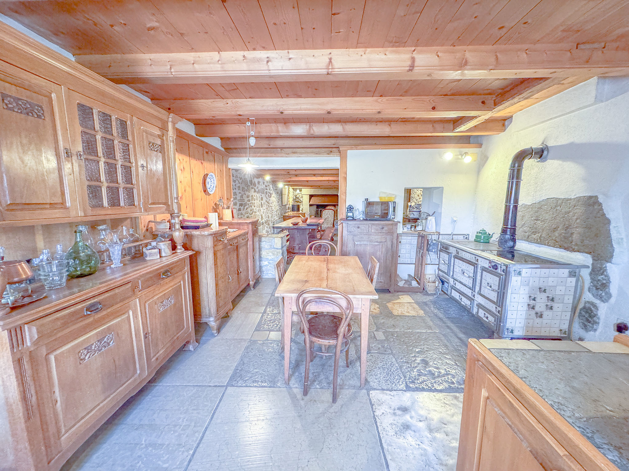 Cuisine aménagée avec un double évier en pierre et un piano de cuisson mixte au rez Cuisine aménagée avec un double évier en pierre et un piano de cuisson mixte au rez