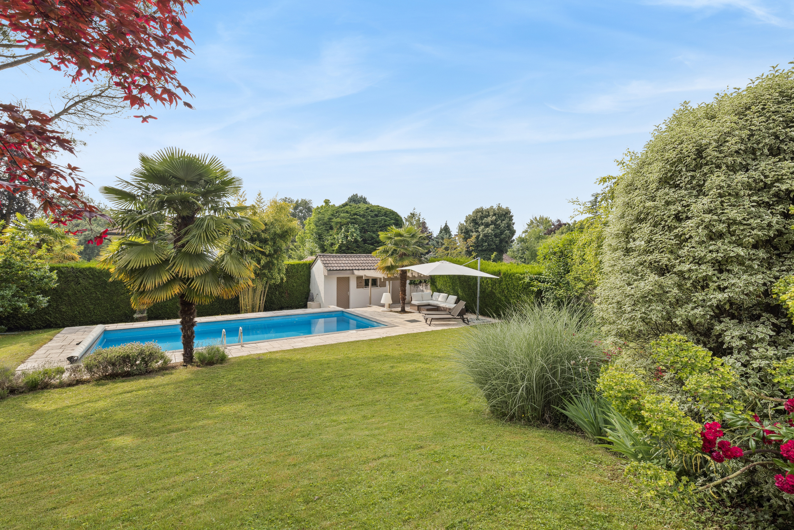 Wunderschöner Garten mit Pool und Poolhaus
