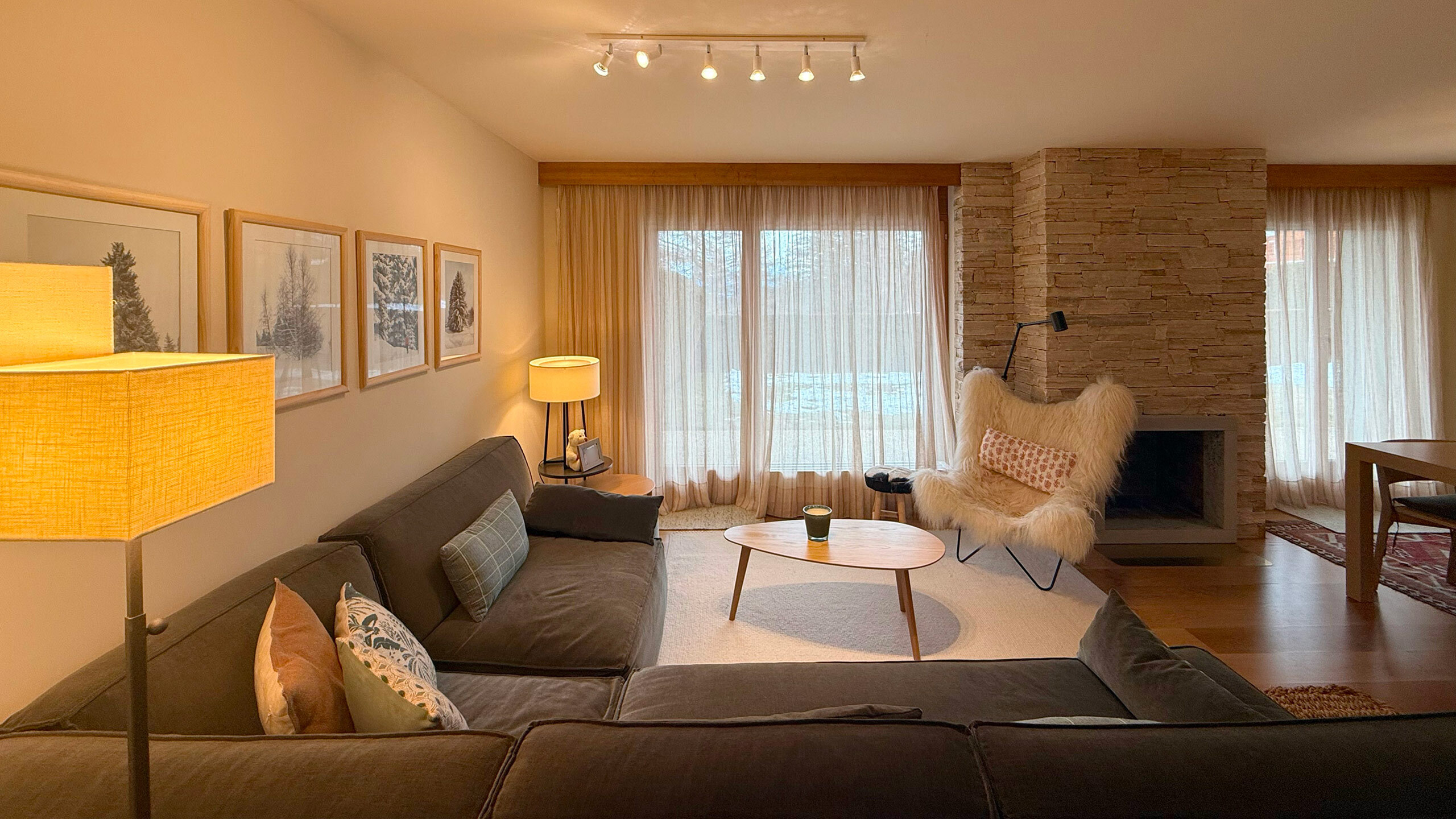 Espace salon avec accès terrasse et cheminée