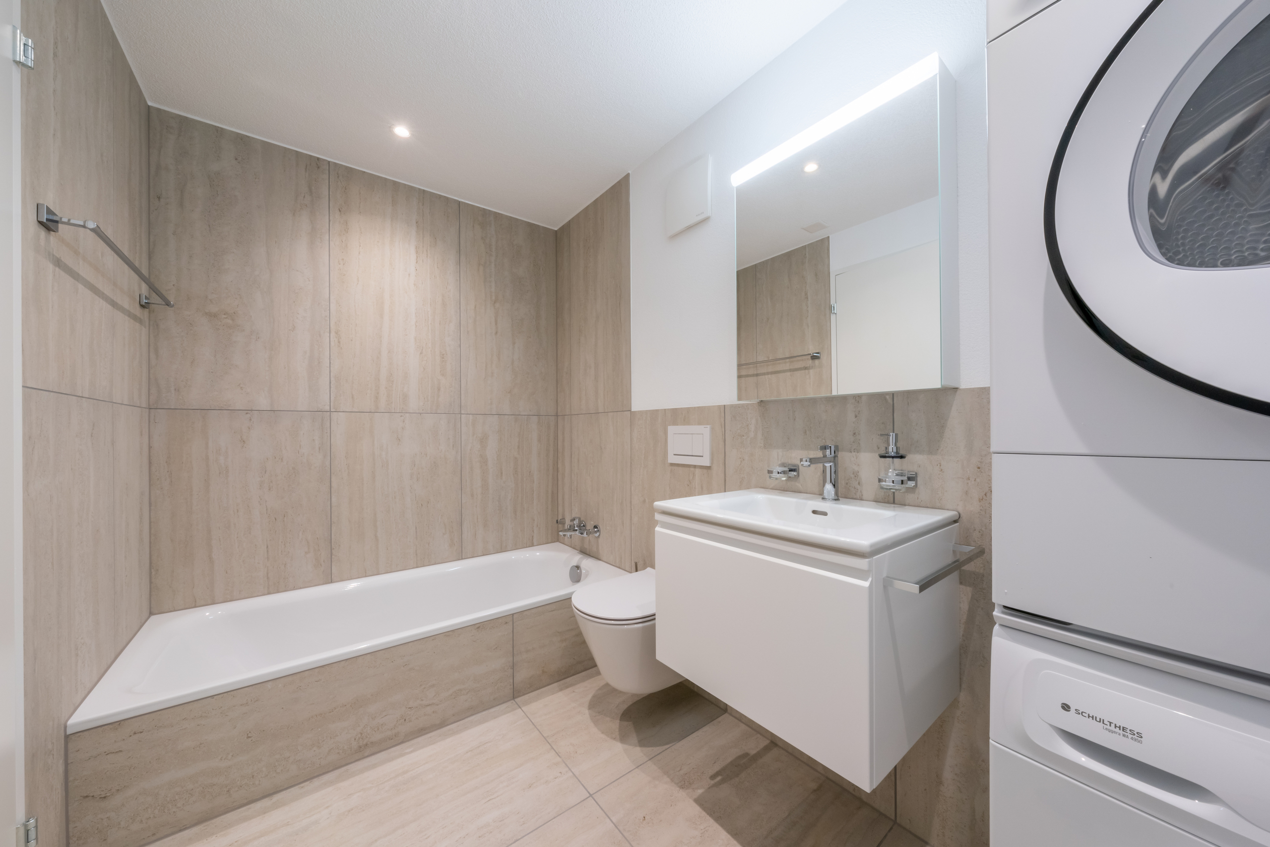 Badezimmer / Badewanne / Waschturm Badezimmer / Badewanne / Waschturm