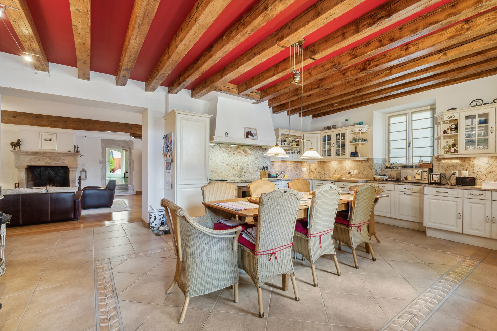 Grande cuisine semi-ouverte sur le séjour et entièrement équipée