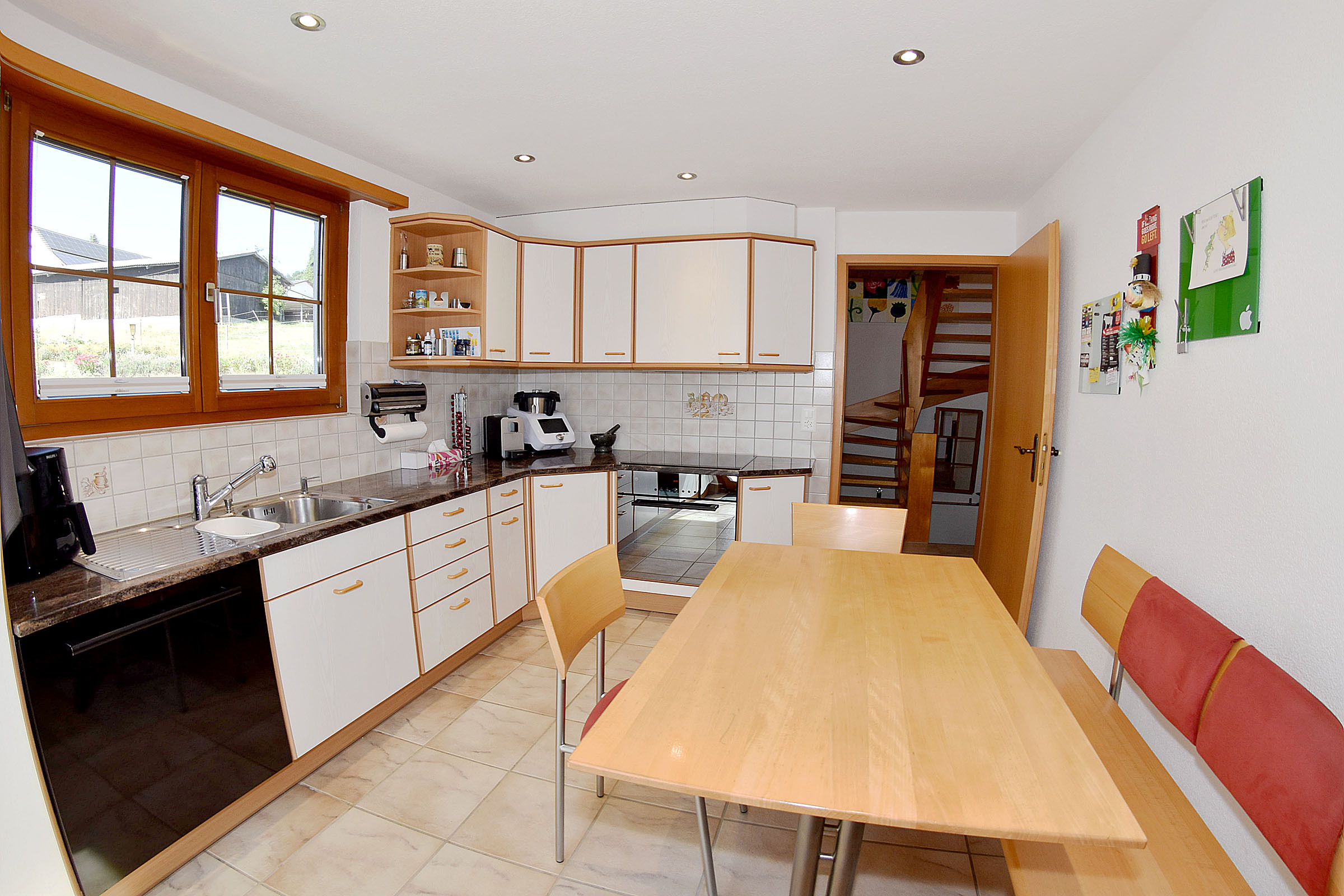 Viel Platz zum Kochen und etwas kleines Essen Viel Platz zum Kochen und etwas kleines Essen