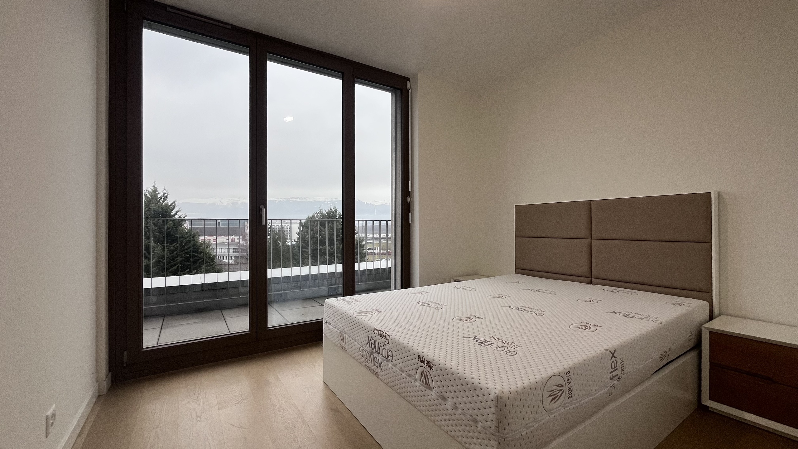 Chambre avec armoires incorporées et accès au balcon Chambre avec armoires incorporées et accès au balcon