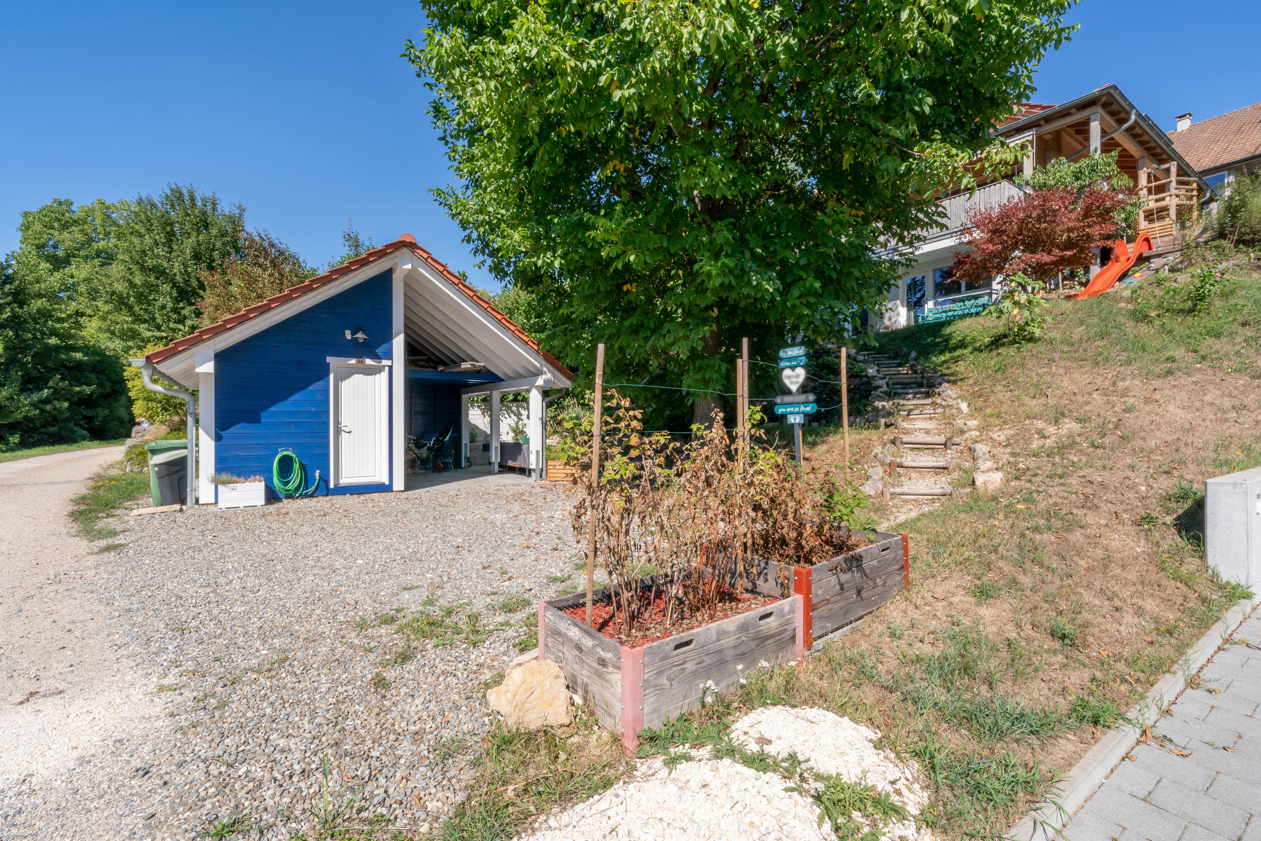 Parkplatz / Gartenhaus