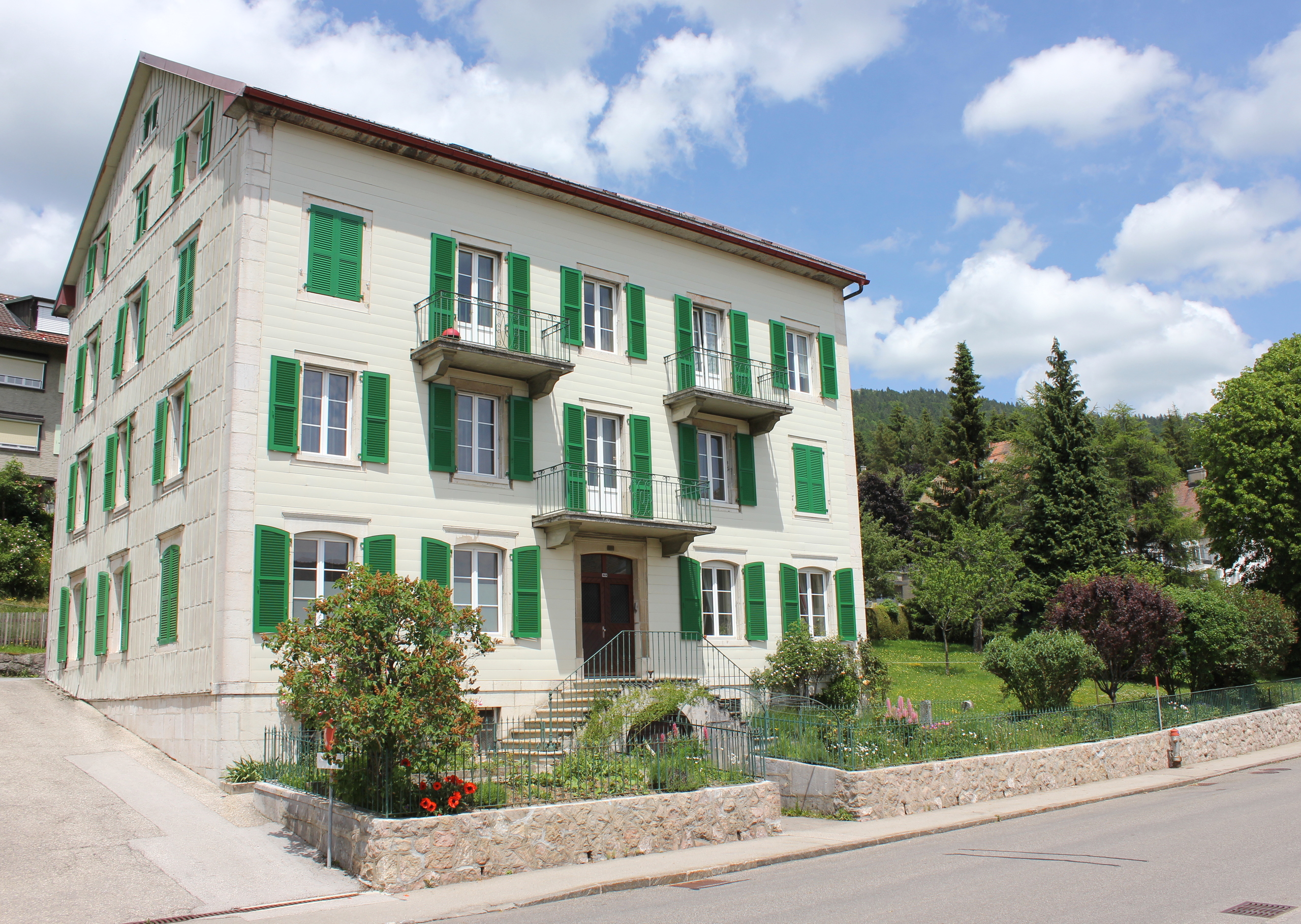 Vue sur le bâtiment      Vue sur le bâtiment