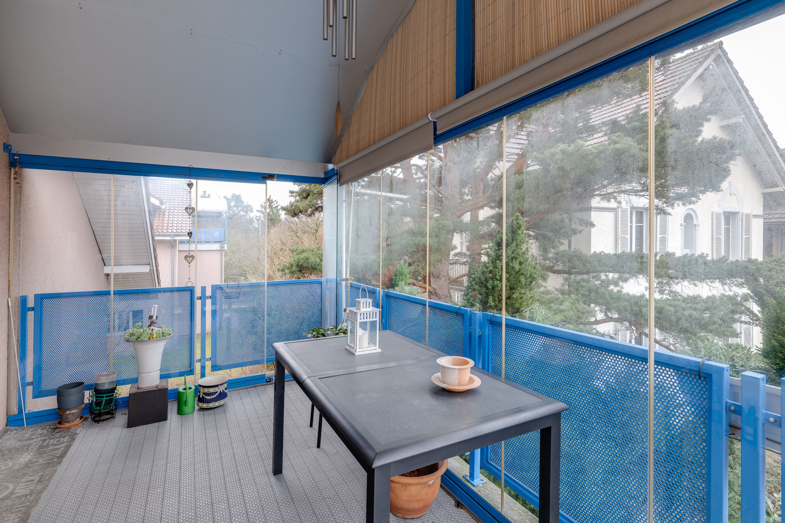 GESCHÜTZTER UND VERGLASTER BALKON 