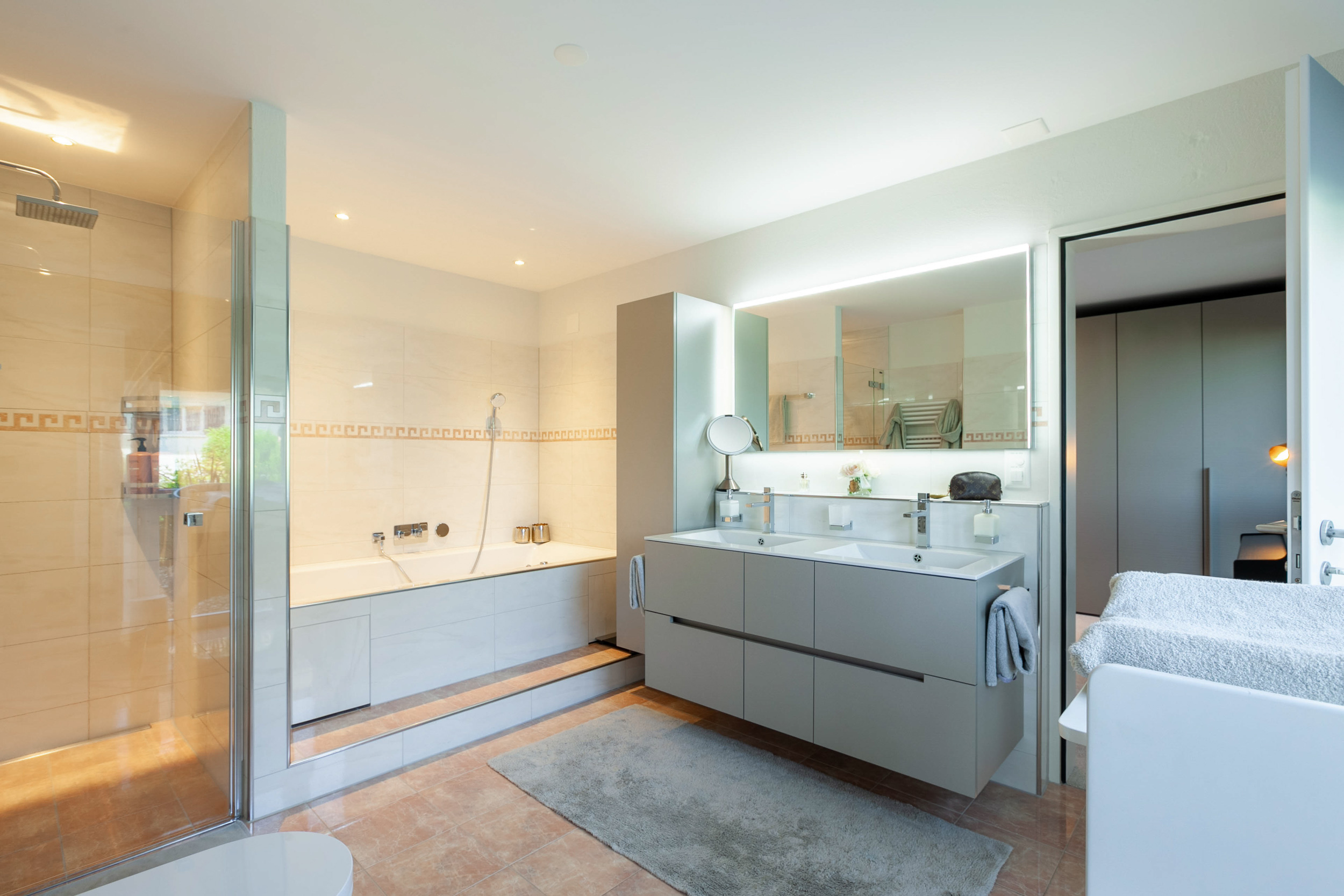 Grosses, helles Badezimmer mit Zugang zum Ankleidezimmer Grosses, helles Badezimmer mit Zugang zum Ankleidezimmer