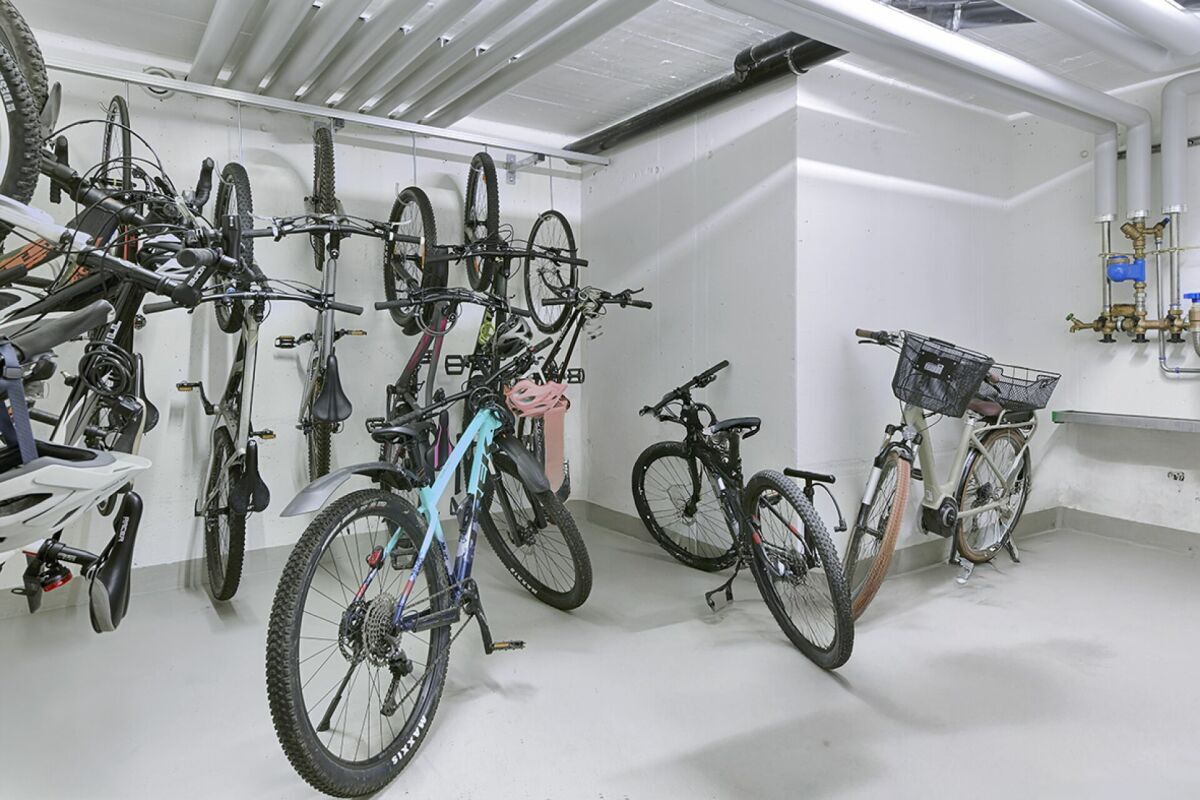 Der Veloraum und eine Entkalkungsanlage dürfen nicht fehlen