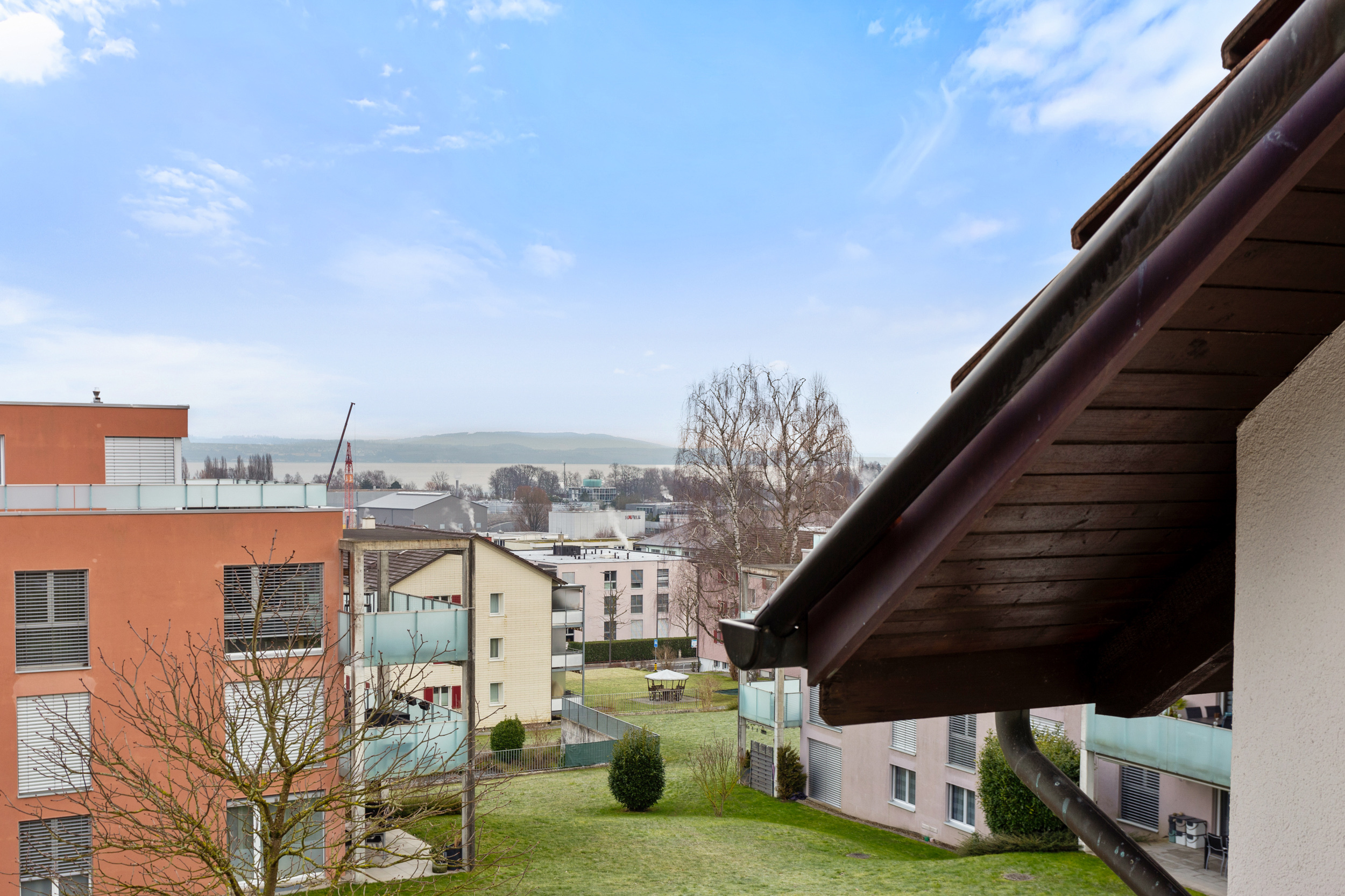 Geniessen Sie die Seesicht vom Balkon und den oberen Etagen. Geniessen Sie die Seesicht vom Balkon und den oberen Etagen.