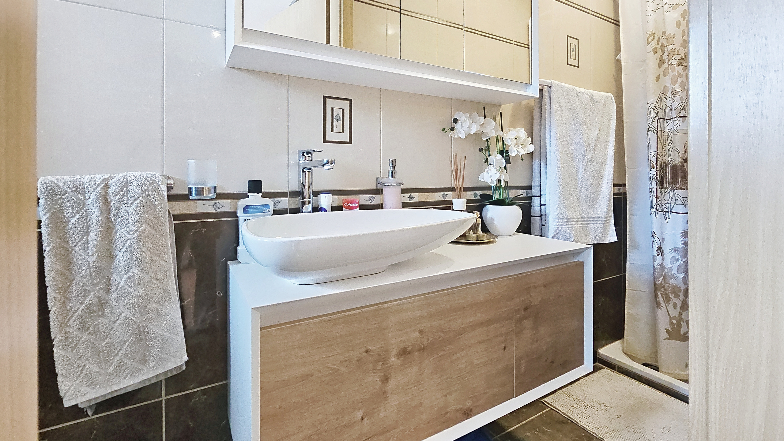 Salle de bain 1 - rez Salle de bain 1 - rez