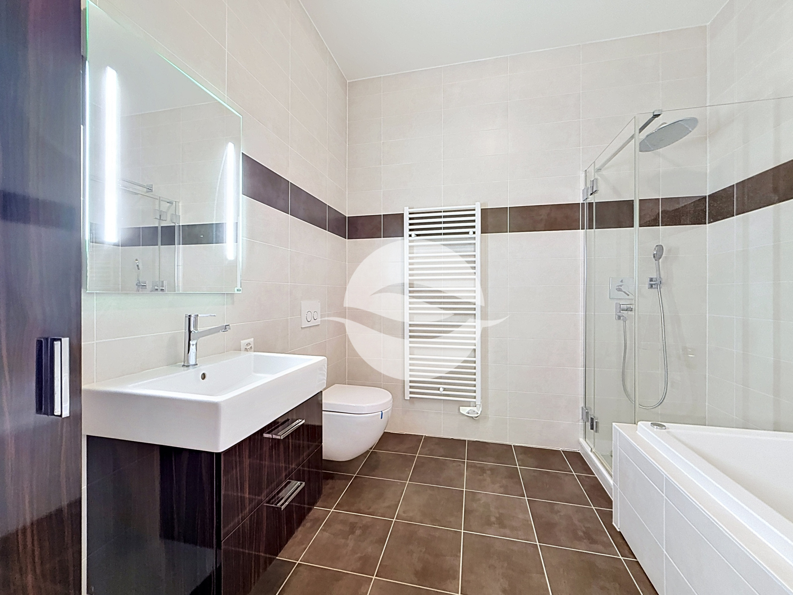 1er étage : 2ème chambre avec armoires et salle de bains et douche privée 1er étage : 2ème chambre avec armoires et salle de bains et douche privée
