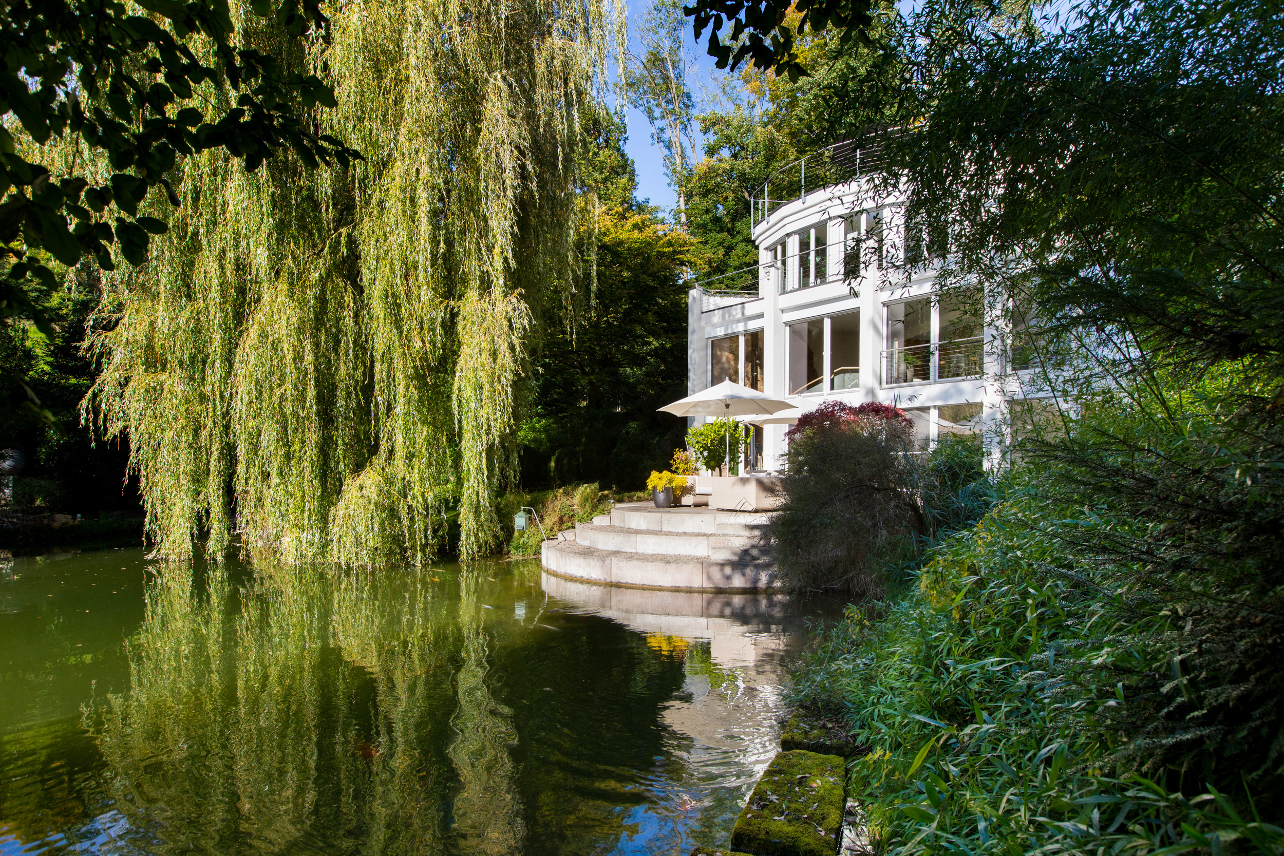 Eingebettet im Grünen liegt diese einzigartige Anwesen.
