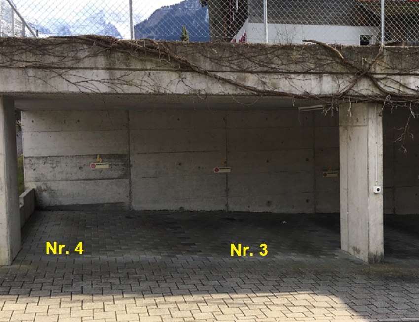 zwei gedeckte Parkplätze