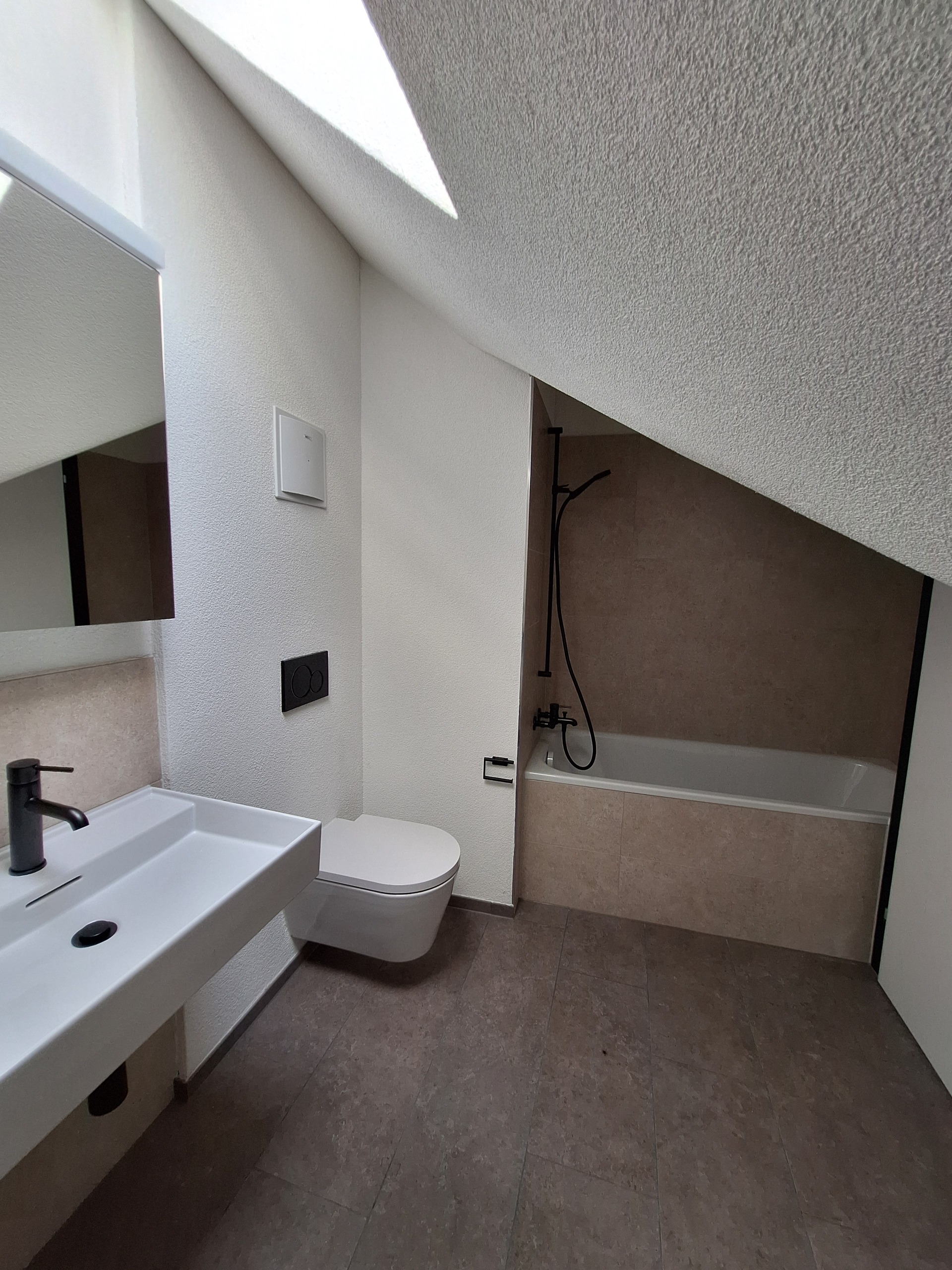 Bad mit Badewanne und WM Bad mit Badewanne und WM