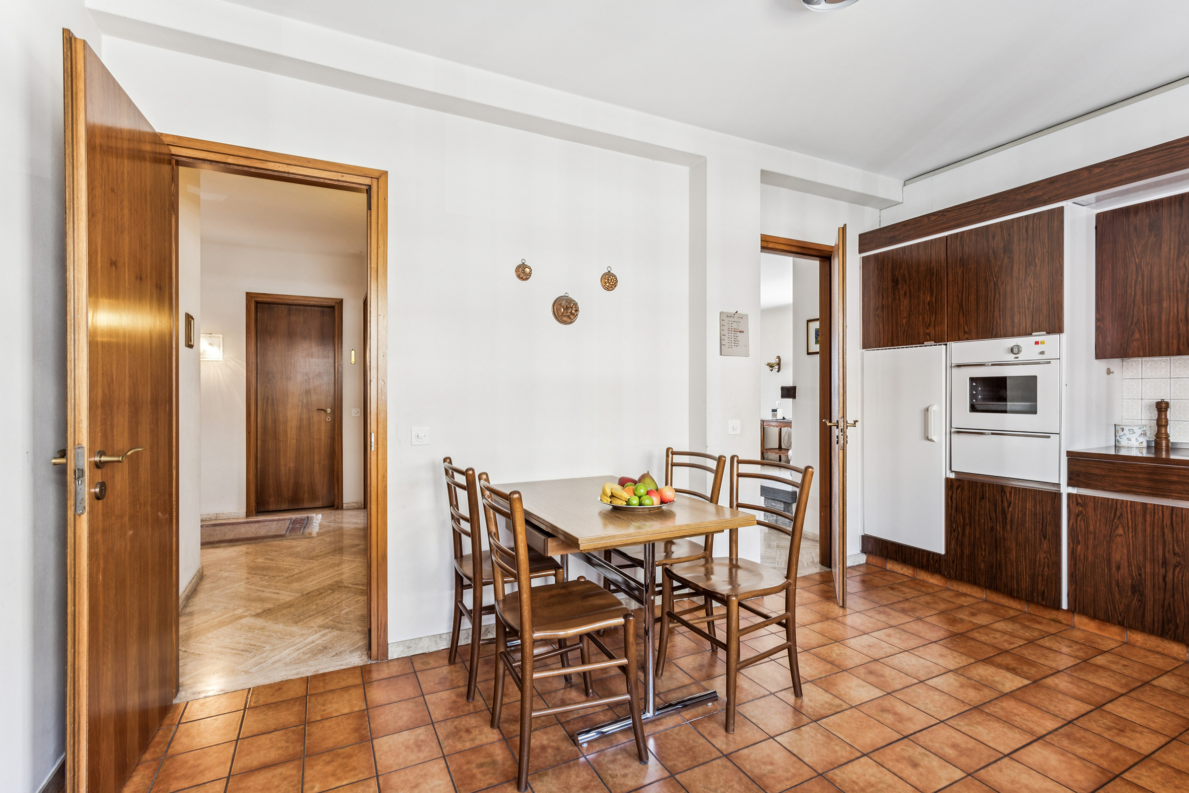 Ampia cucina separata con finestra sul lato nord
