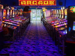 une salle avec des machines et des jeux à l'intérieur