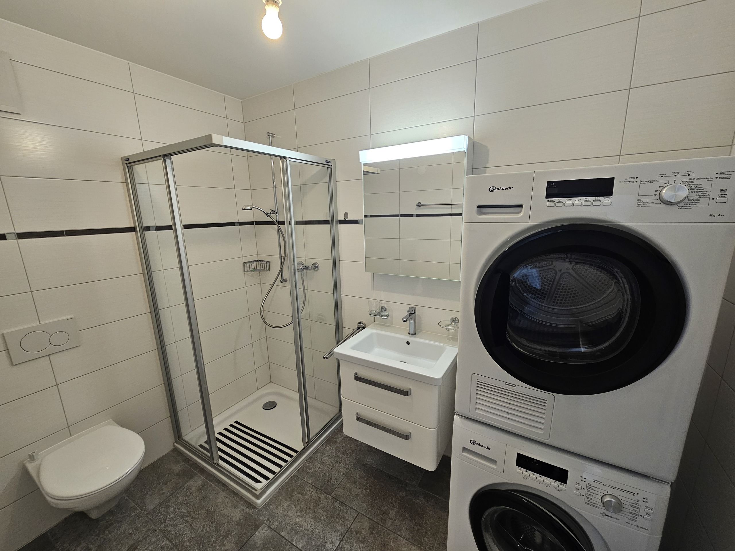 Salle de douche avec une colonne de lavage