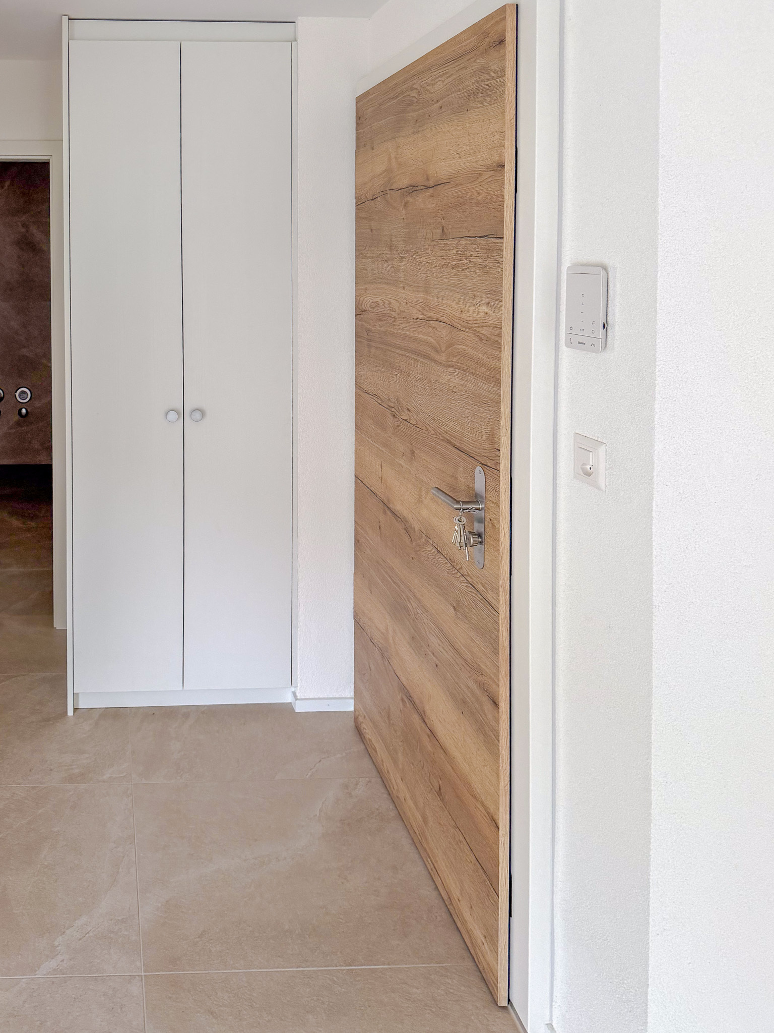 Hall d'entrée avec armoire murale