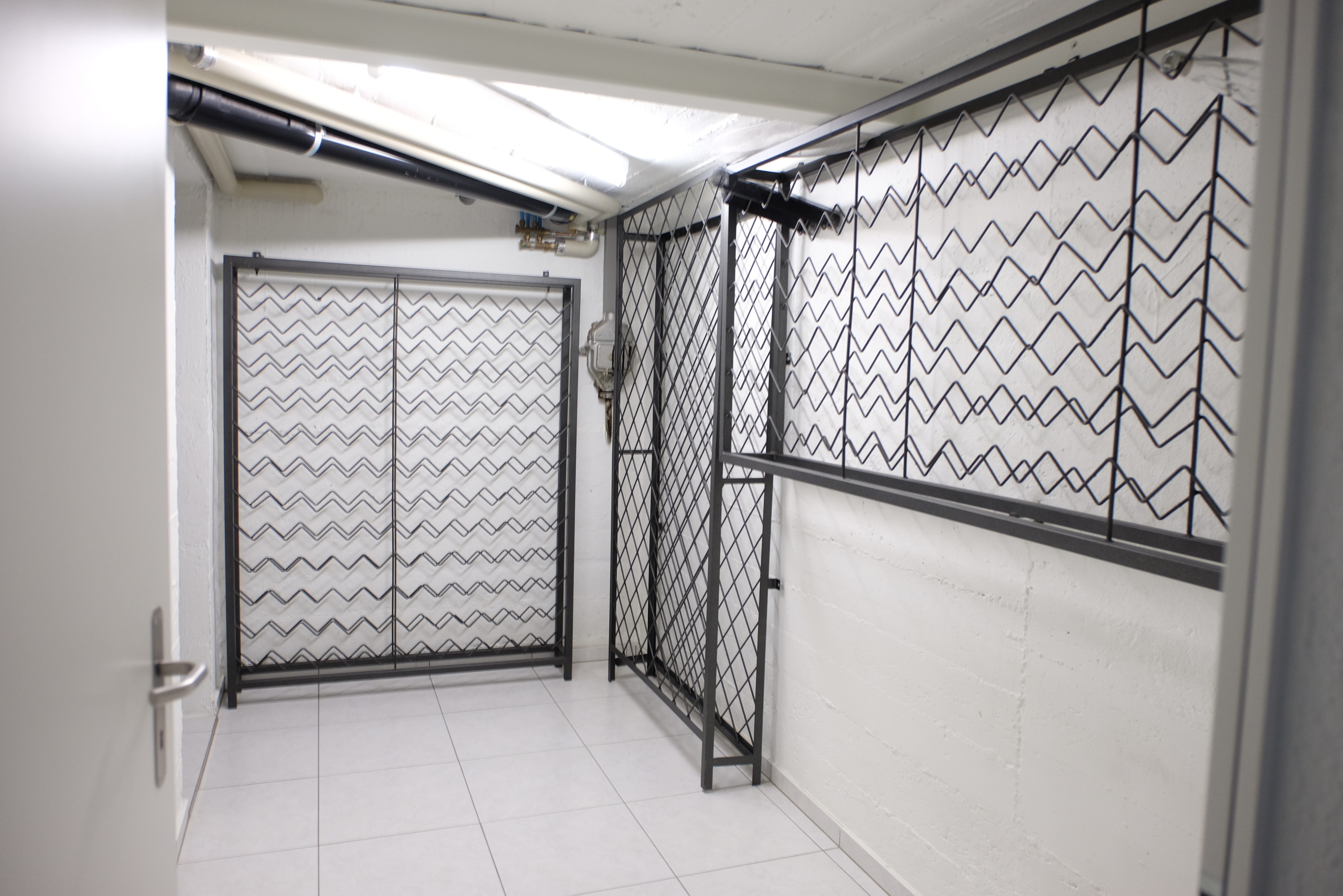 Kellerraum mit Weinregalen Kellerraum mit Weinregalen