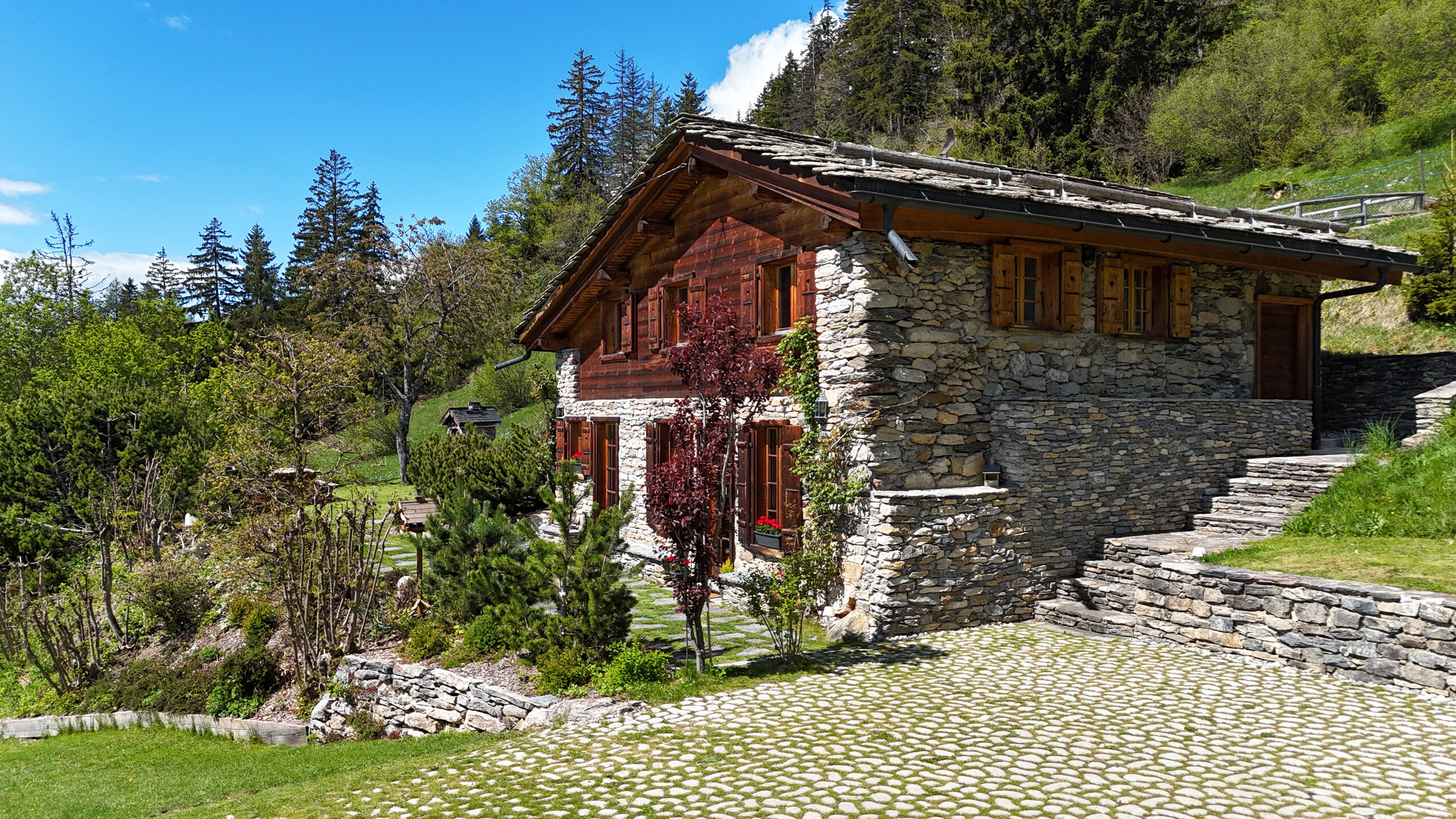 Magnifique chalet en pleine nature à 5 minutes d'Anzère Magnifique chalet en pleine nature à 5 minutes d'Anzère