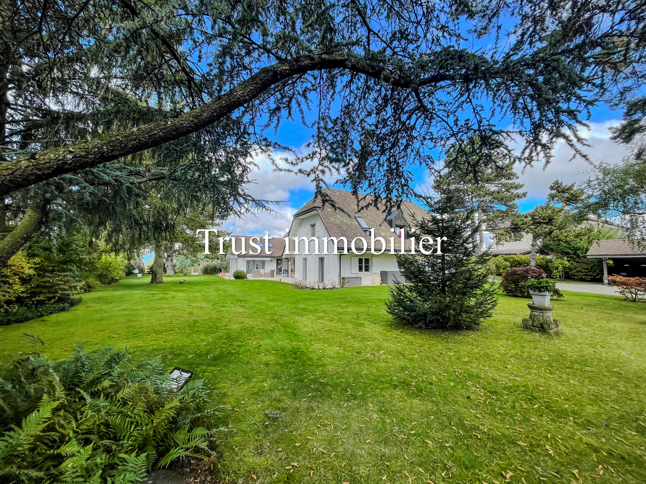 Местоположение
 2