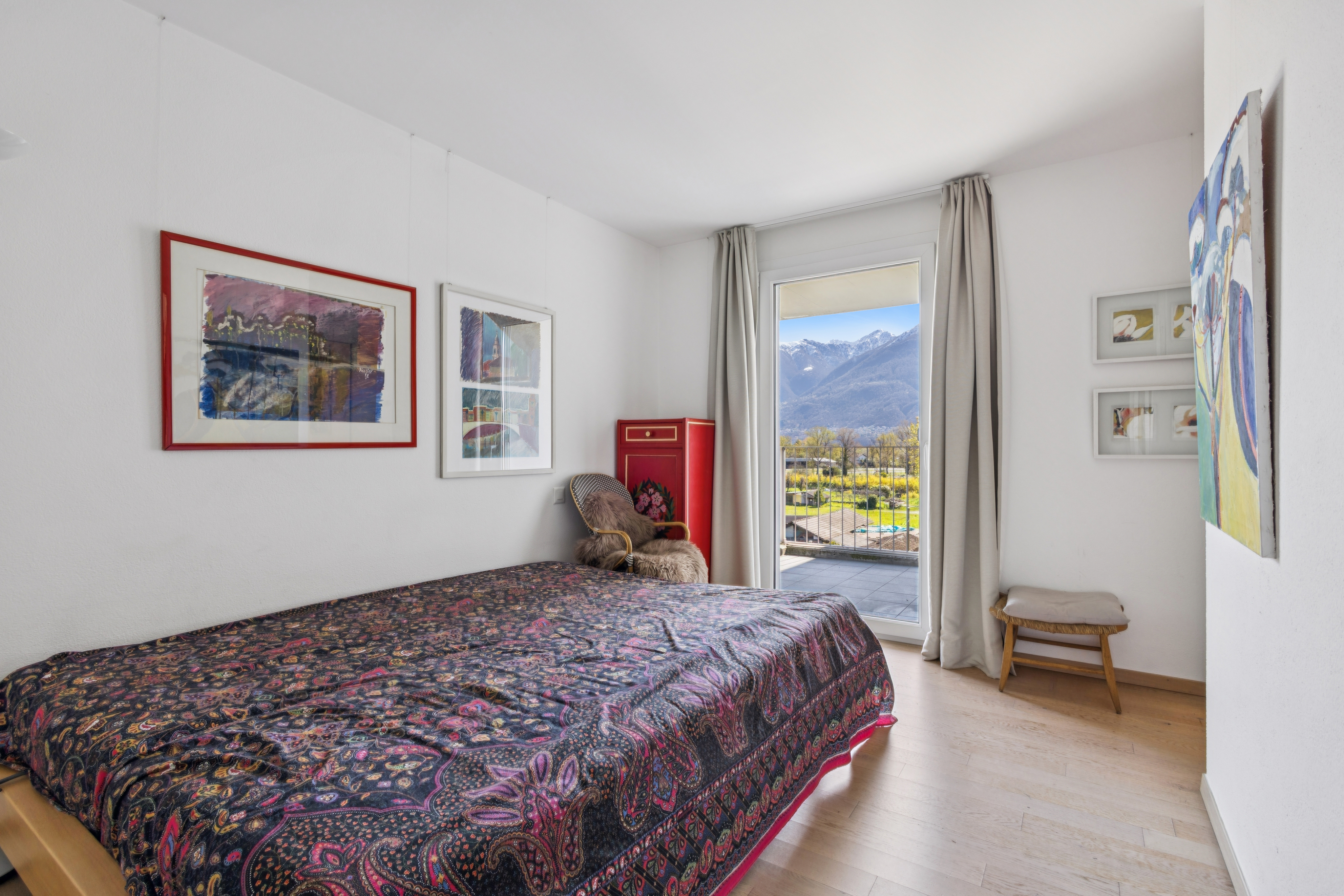 Camera da letto principale con armadi a muro di fronte al balcone