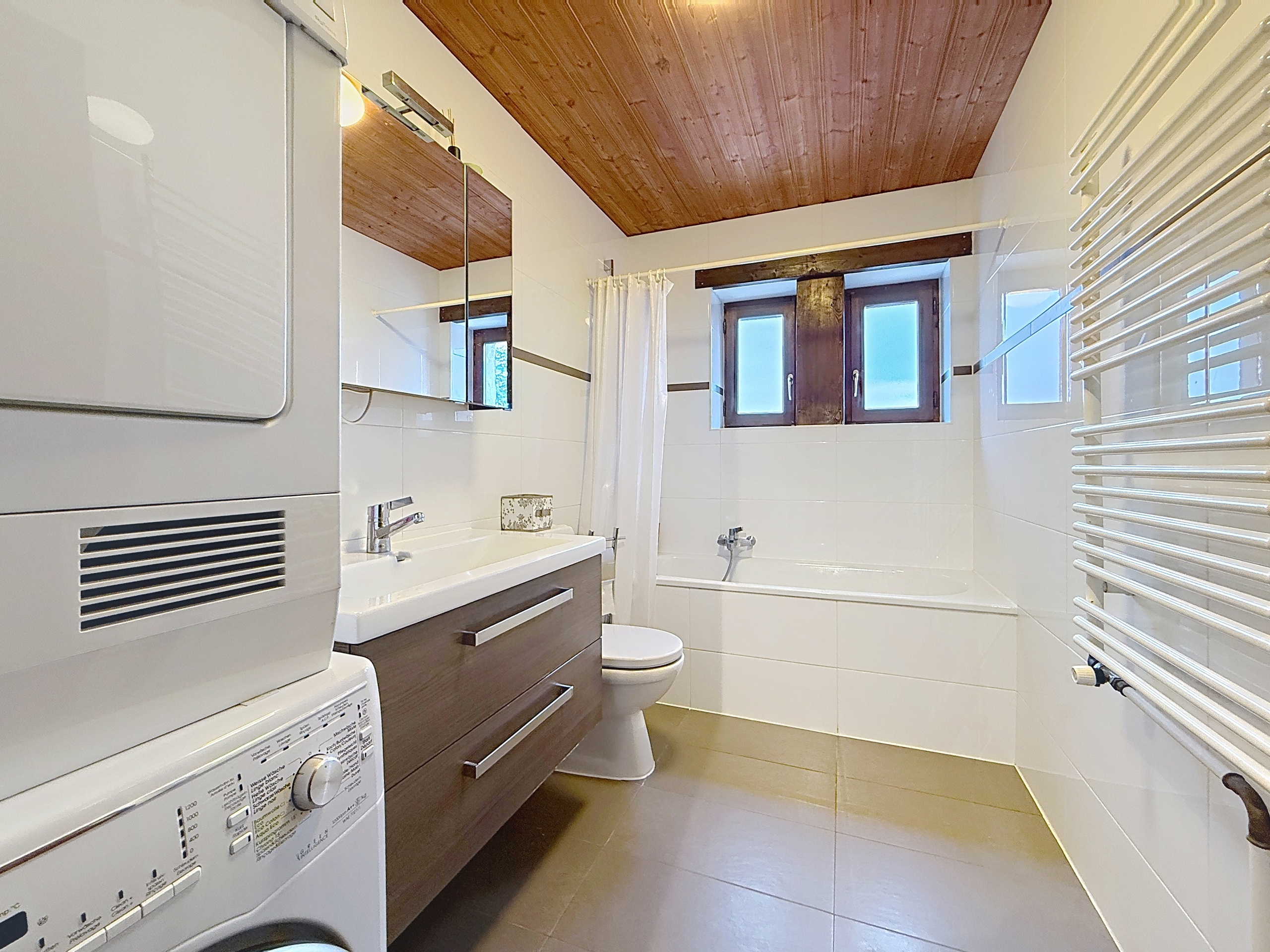 COMBLES : Salle de bains