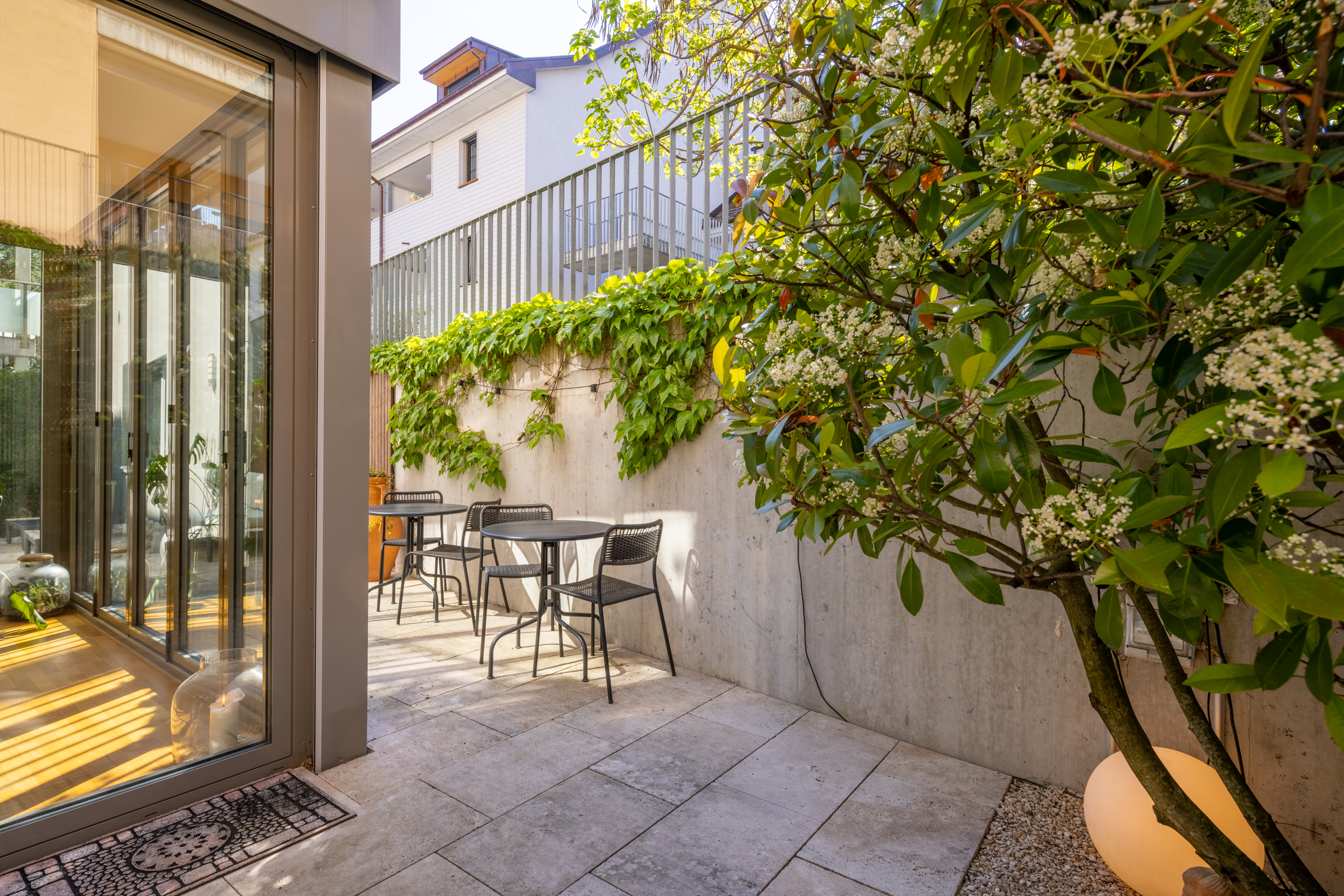 Der gemütliche Sitzplatz wurde von einem Gartenarchitekten stilvoll gestaltet und harmonisch in den Aussenbereich integriert Der gemütliche Sitzplatz wurde von einem Gartenarchitekten stilvoll gestaltet und harmonisch in den Aussenbereich integriert