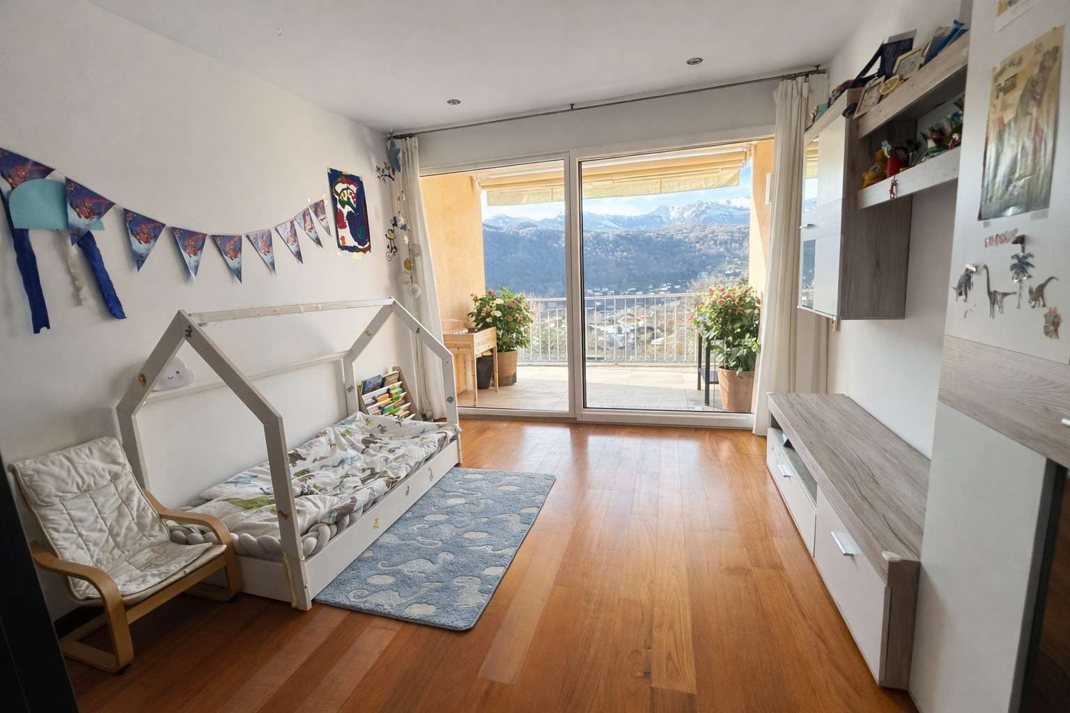 seconda camera da letto con balcone e  vista aperta