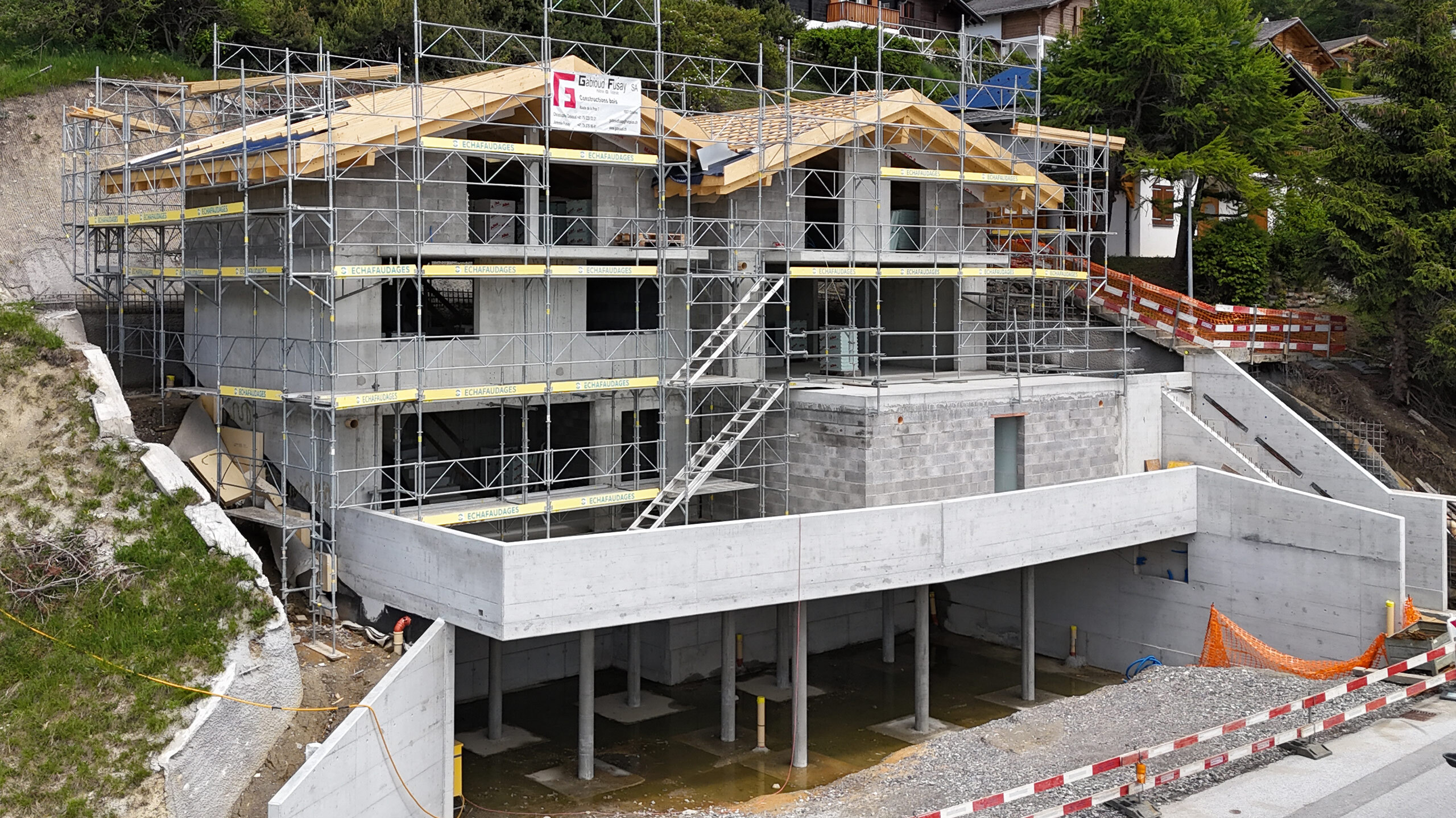 Vue sur les 2 chalets mitoyens (05.06.2026)