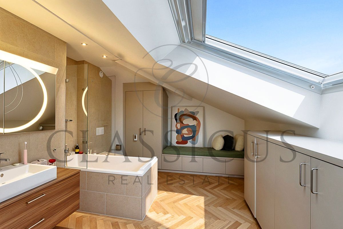 Salle de bain avec baignoire et lucarne ouvrante.