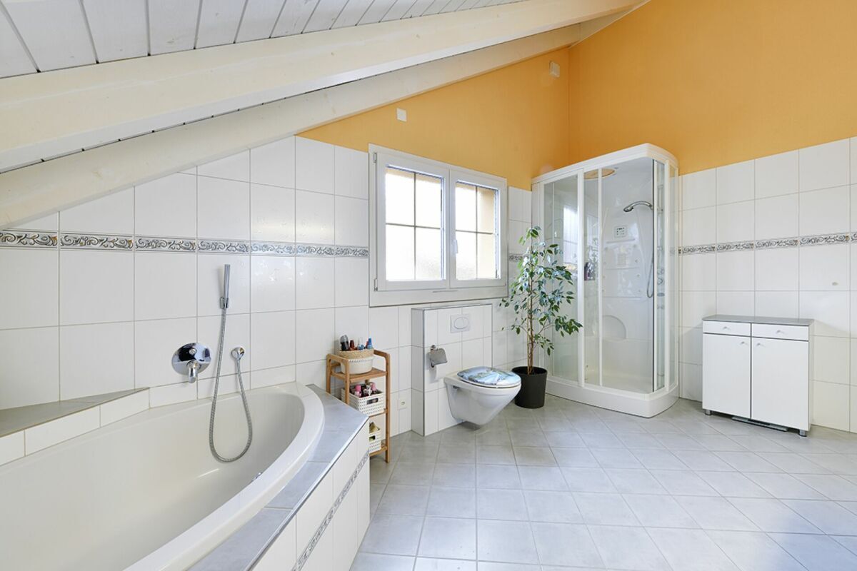 Badezimmer mit Eckbadewanne im Obergeschoss