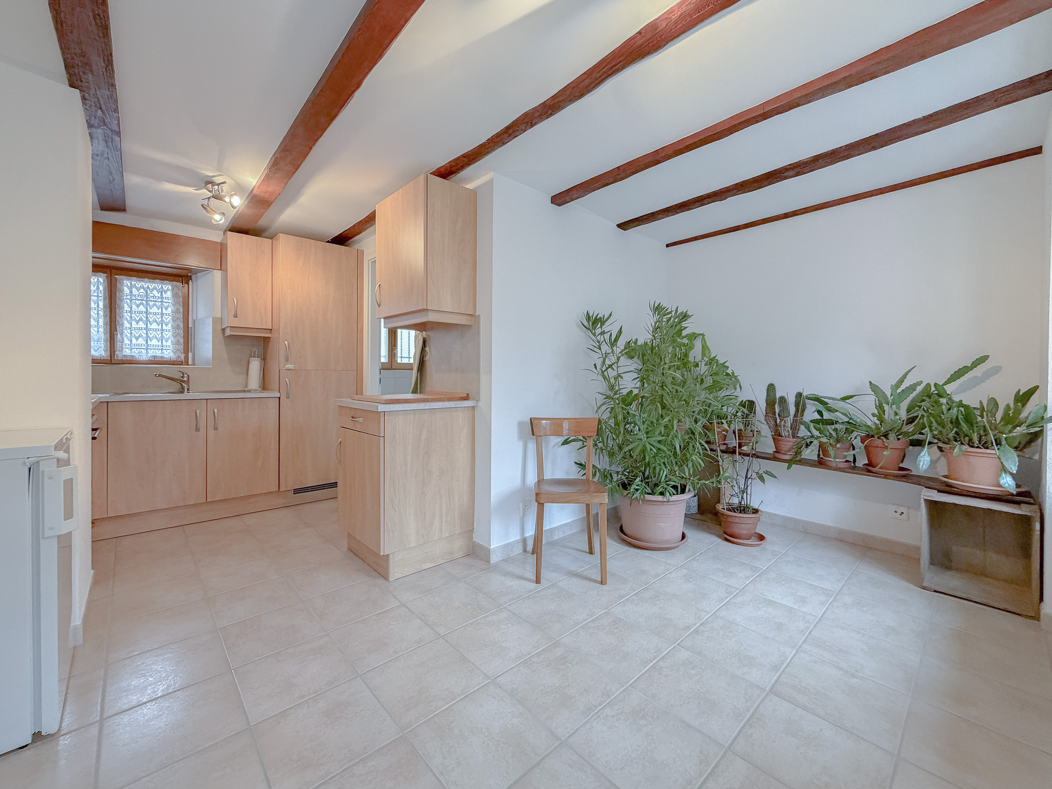 Rez-de-chaussée - cuisine agencée ouverte